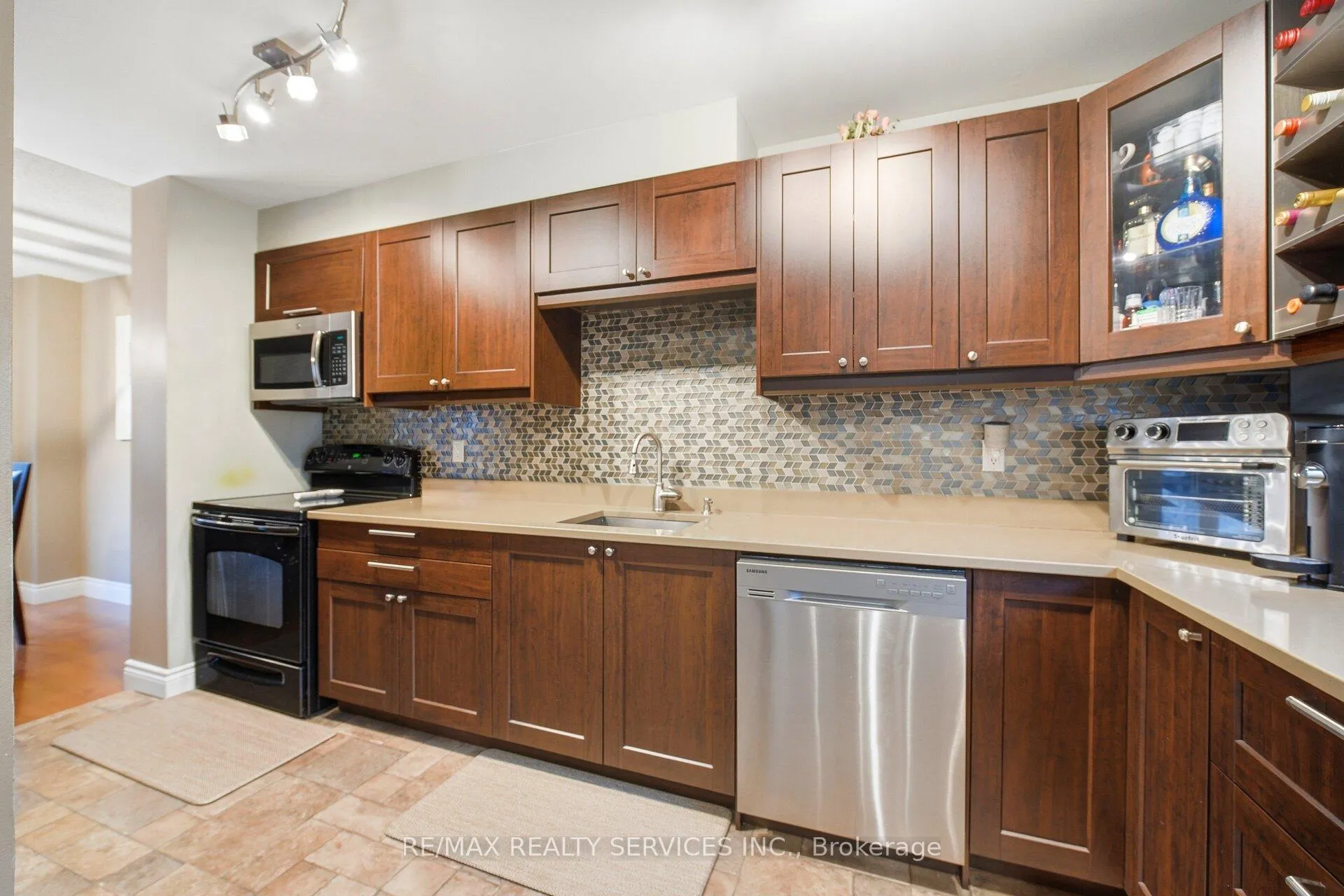 Photo 16 of 19 Dalzell Avenue, Brampton, Heart Lake West — HOMEH