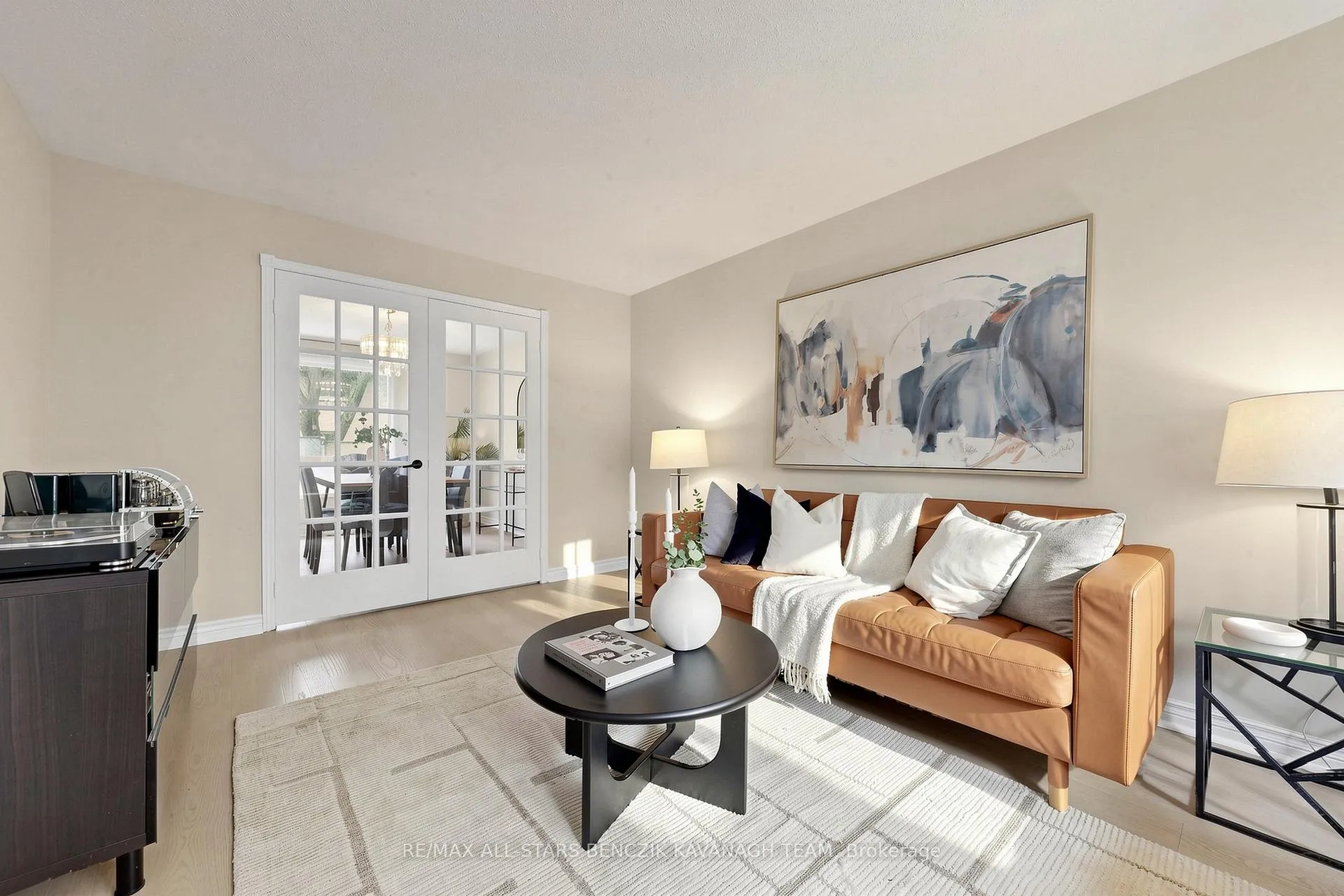 Photo 4 of 215 Fincham Avenue, Markham, Markham Village — HOMEH