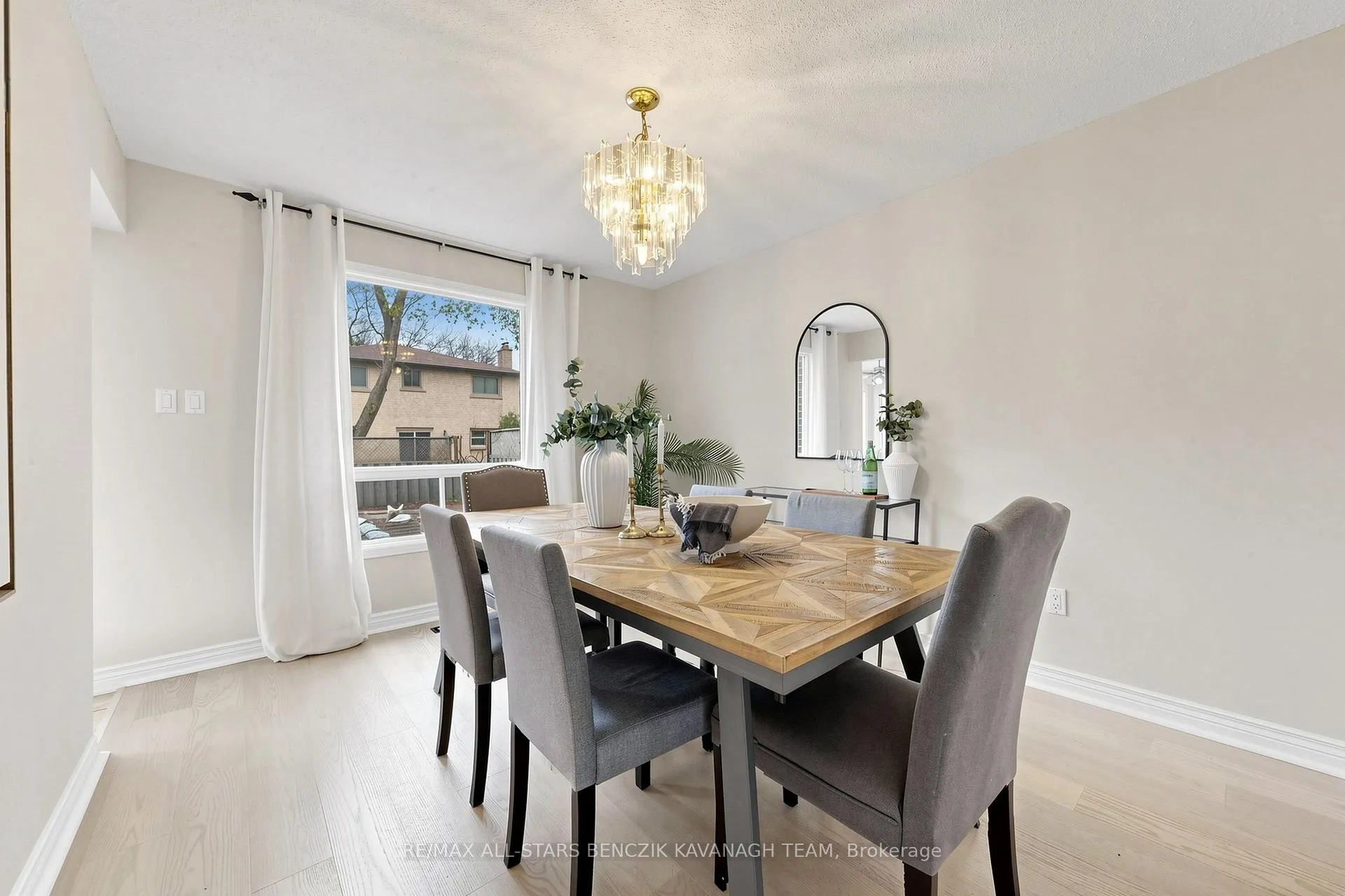 Photo 5 of 215 Fincham Avenue, Markham, Markham Village — HOMEH