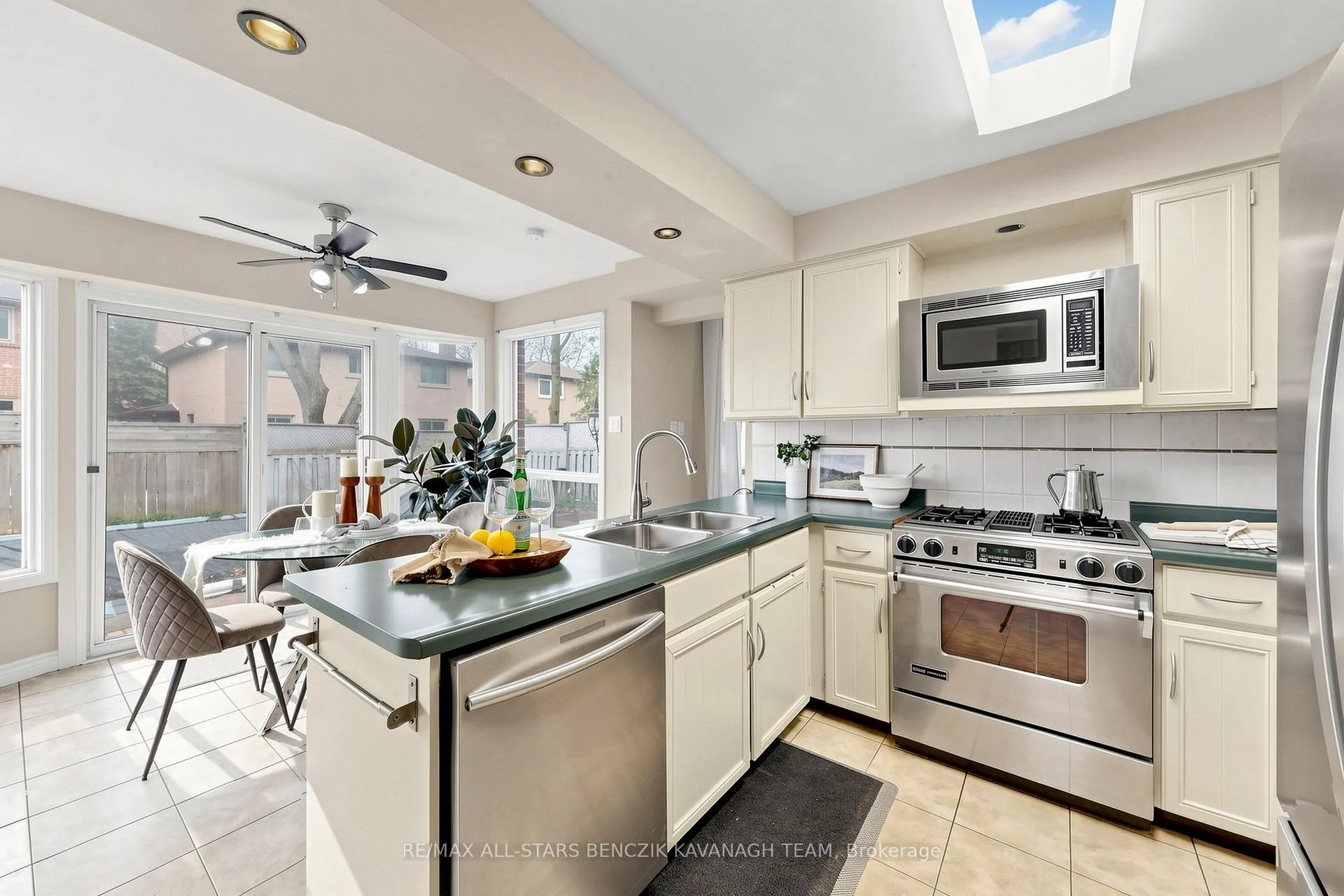 Photo 10 of 215 Fincham Avenue, Markham, Markham Village — HOMEH