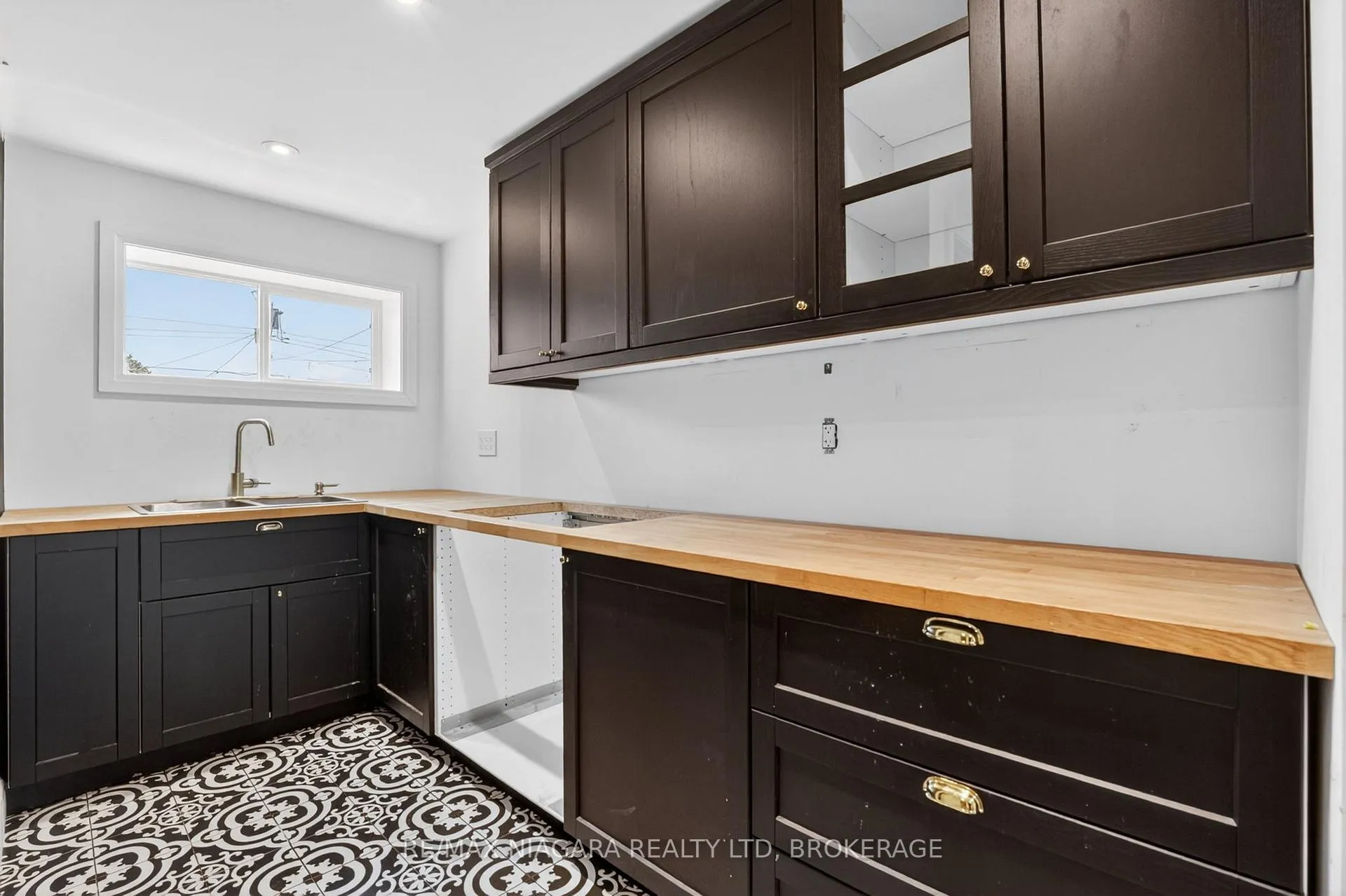 Photo 32 of 6 Collier Road N, Thorold, Thorold Downtown — HOMEH
