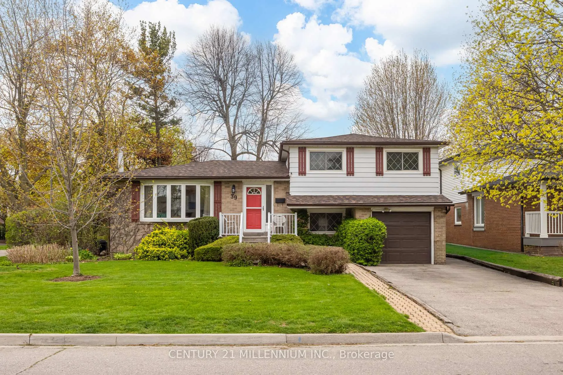 Photo 3 of 39 Greystone Crescent, Brampton, Brampton South — HOMEH