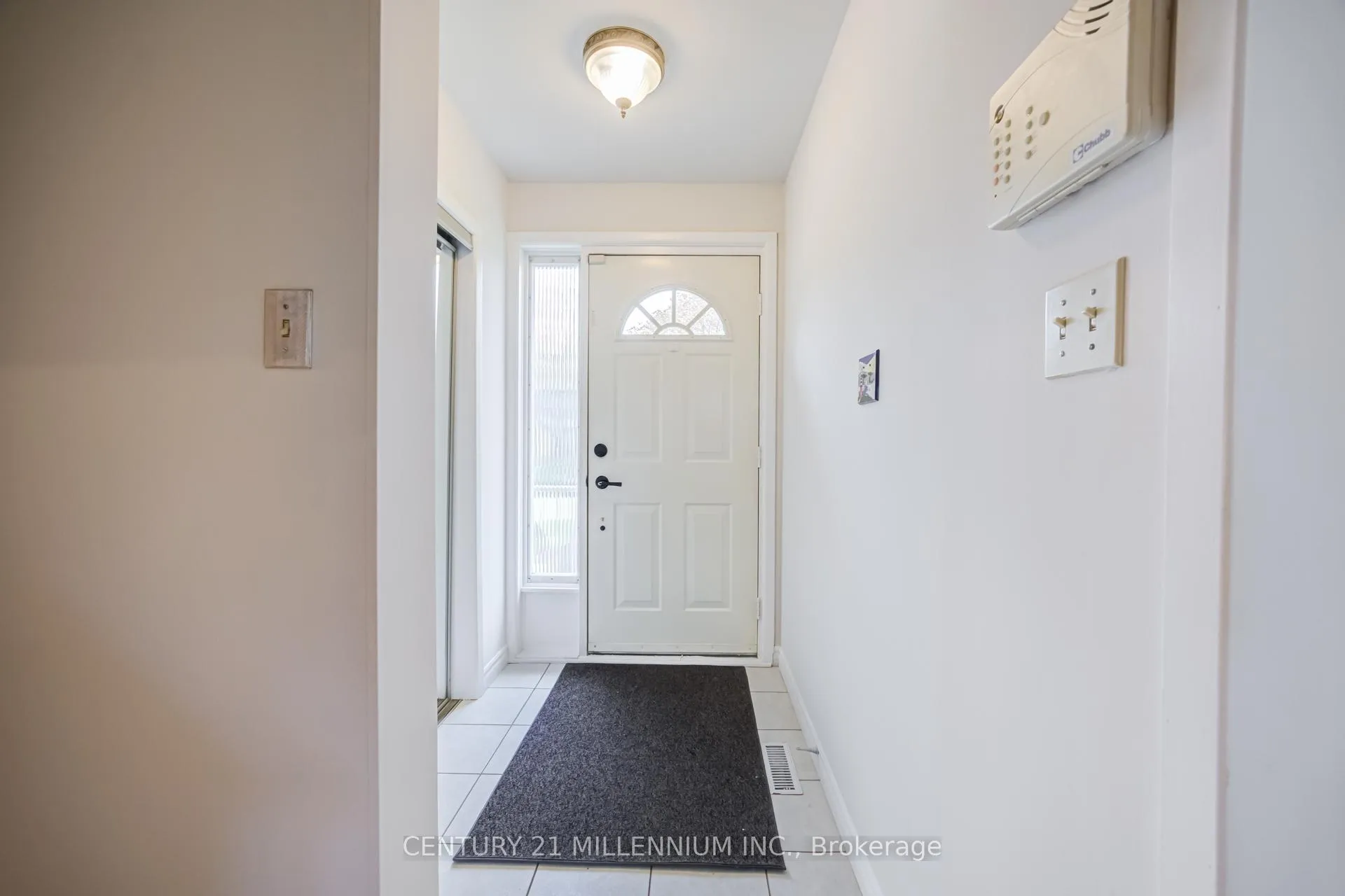 Photo 4 of 39 Greystone Crescent, Brampton, Brampton South — HOMEH