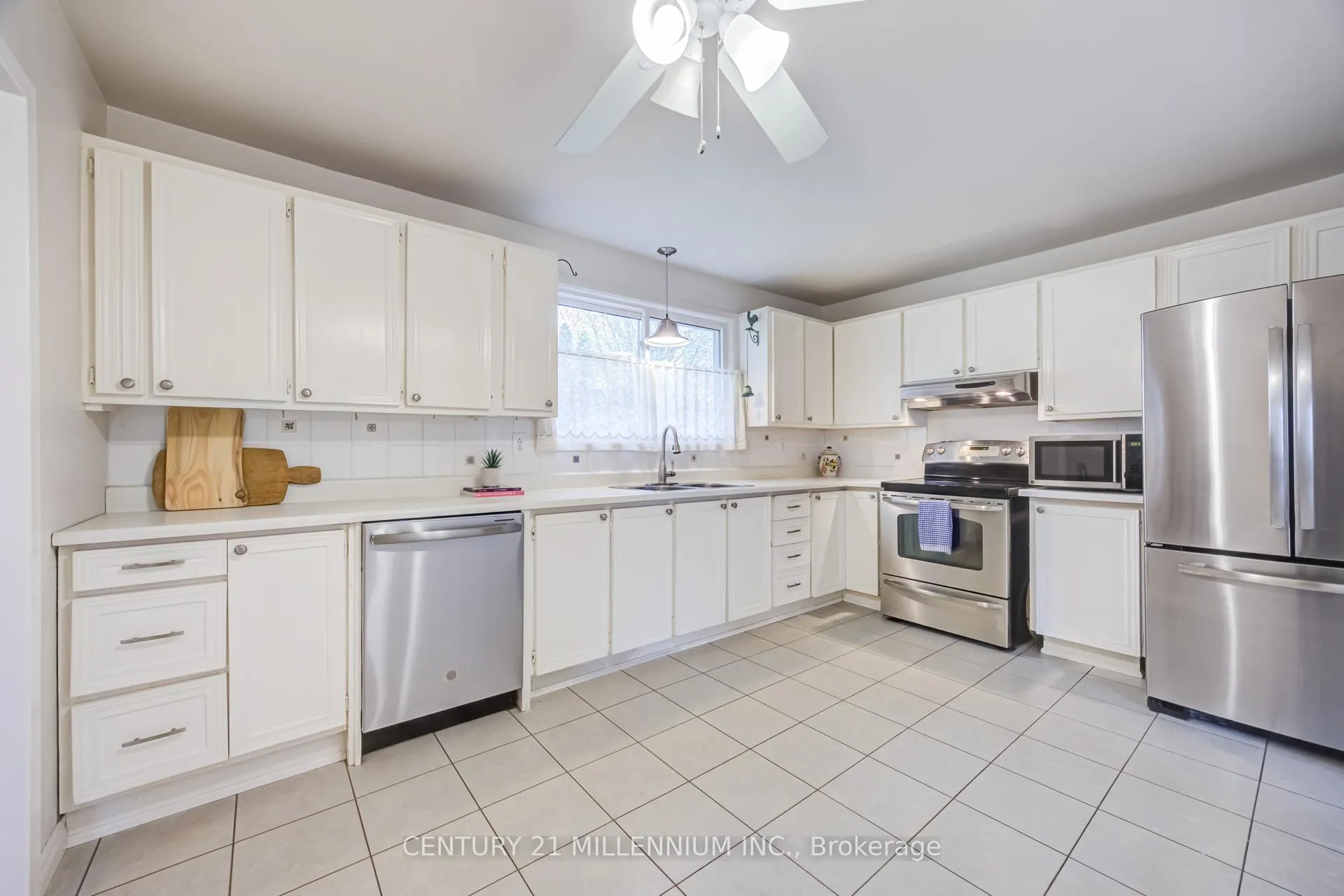 Photo 8 of 39 Greystone Crescent, Brampton, Brampton South — HOMEH