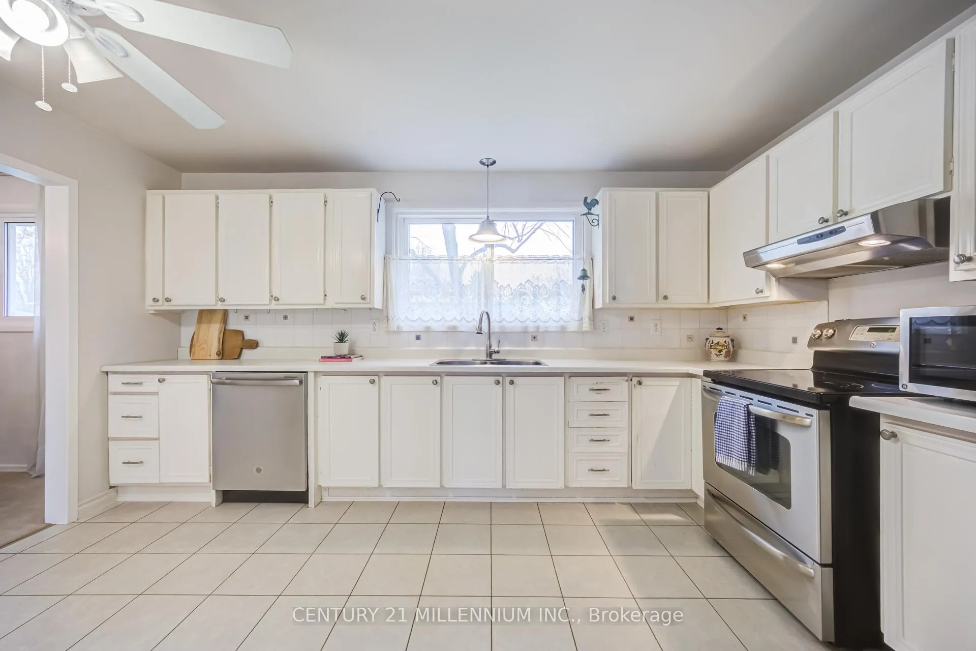 Photo 9 of 39 Greystone Crescent, Brampton, Brampton South — HOMEH