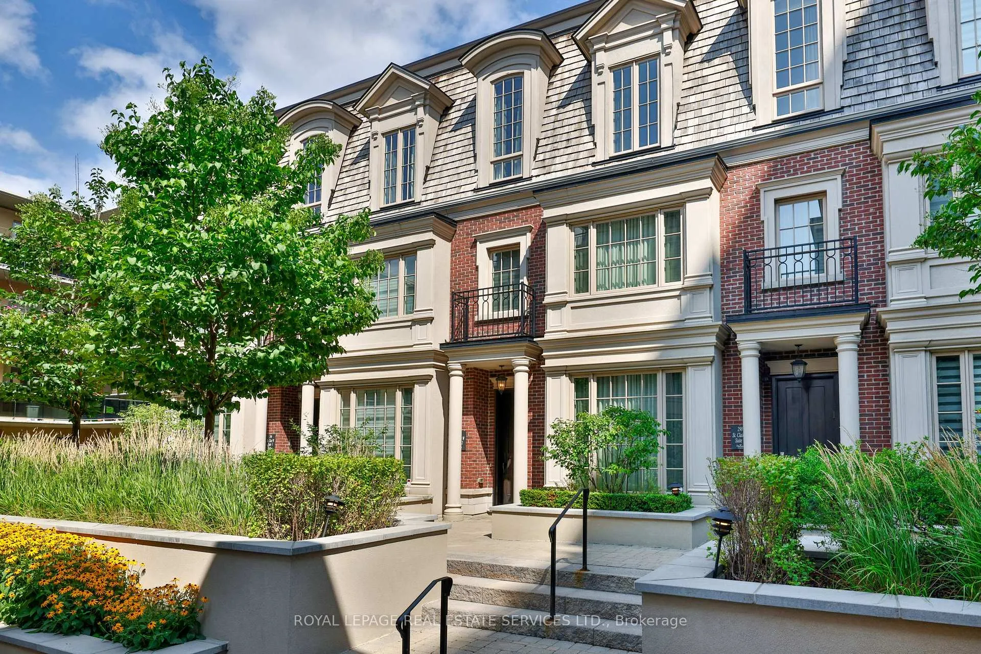 Front of Unit TH2, 290 St Clair Avenue W