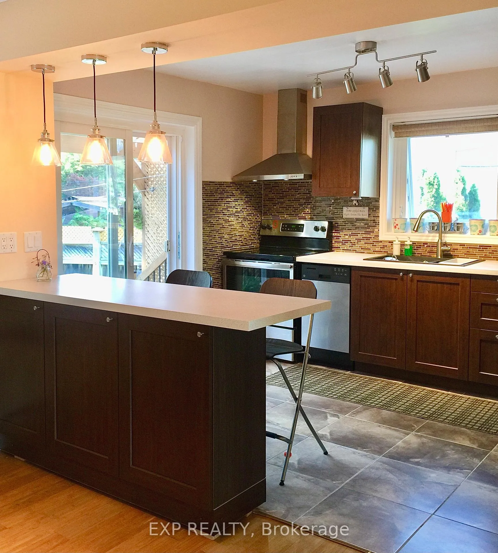 Photo 3 of 28 Bailey Crescent, Aurora, Aurora Highlands — HOMEH