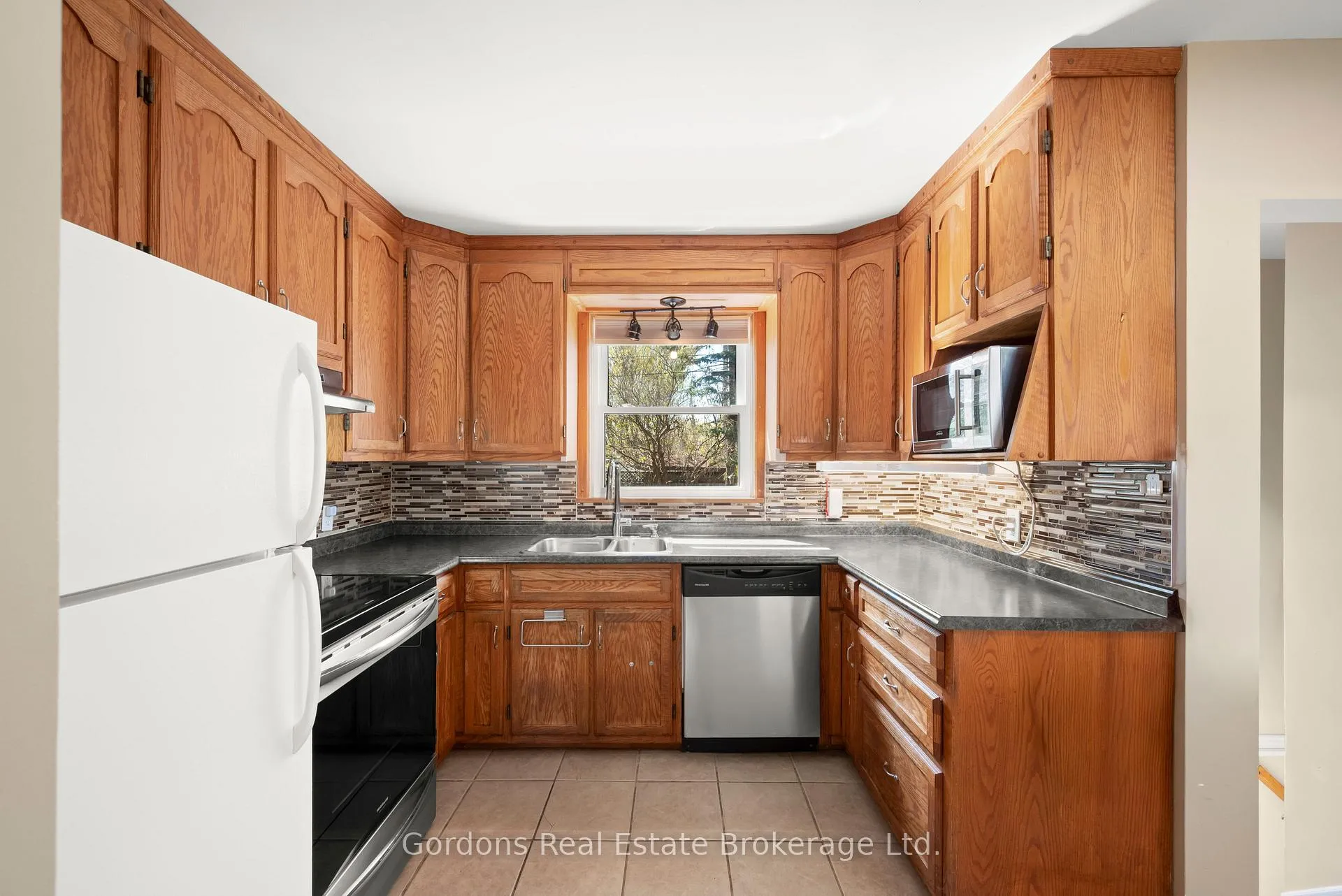 Photo 19 of 705 Bellaire Street, Peterborough, Otonabee Ward 1 — HOMEH