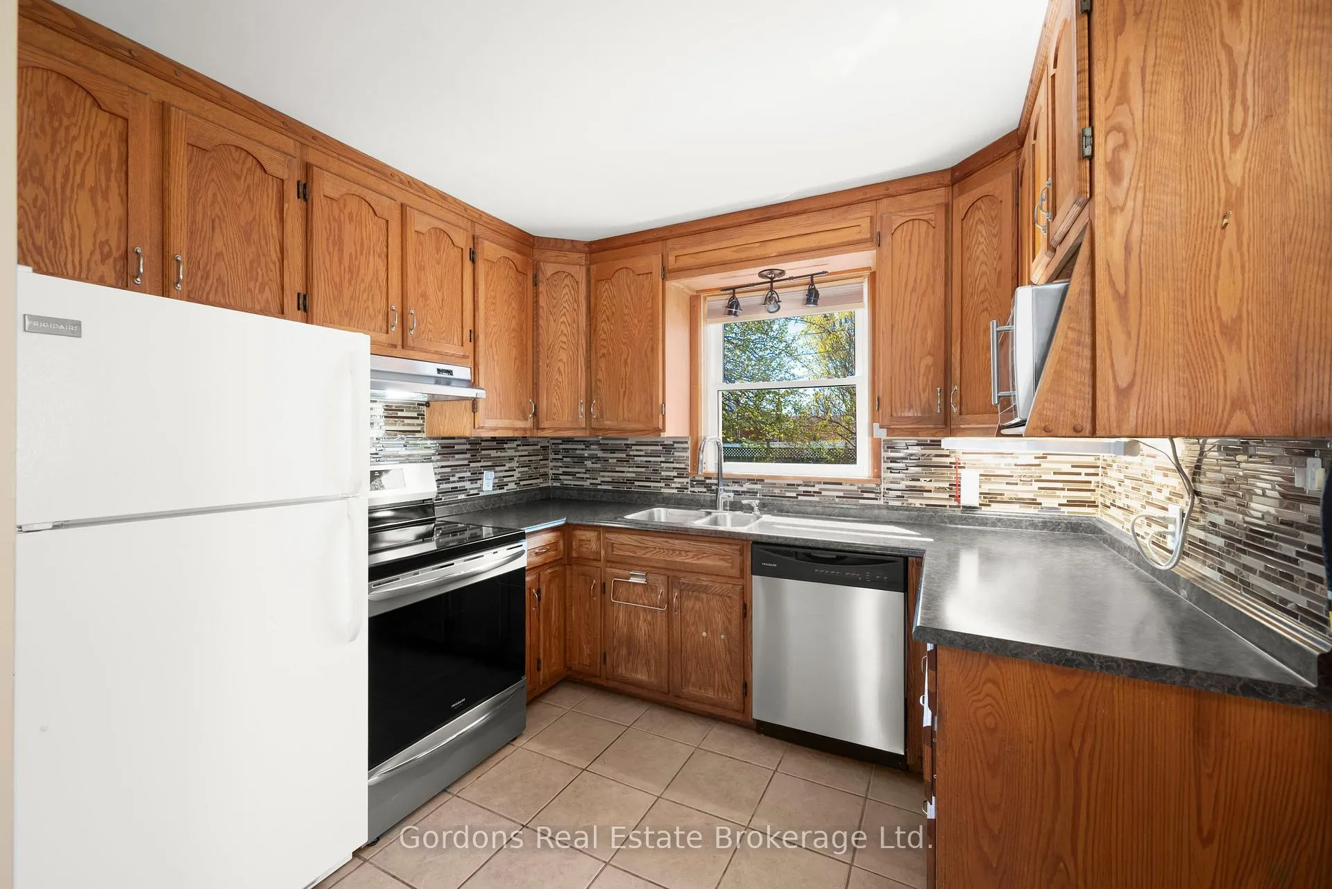 Photo 20 of 705 Bellaire Street, Peterborough, Otonabee Ward 1 — HOMEH