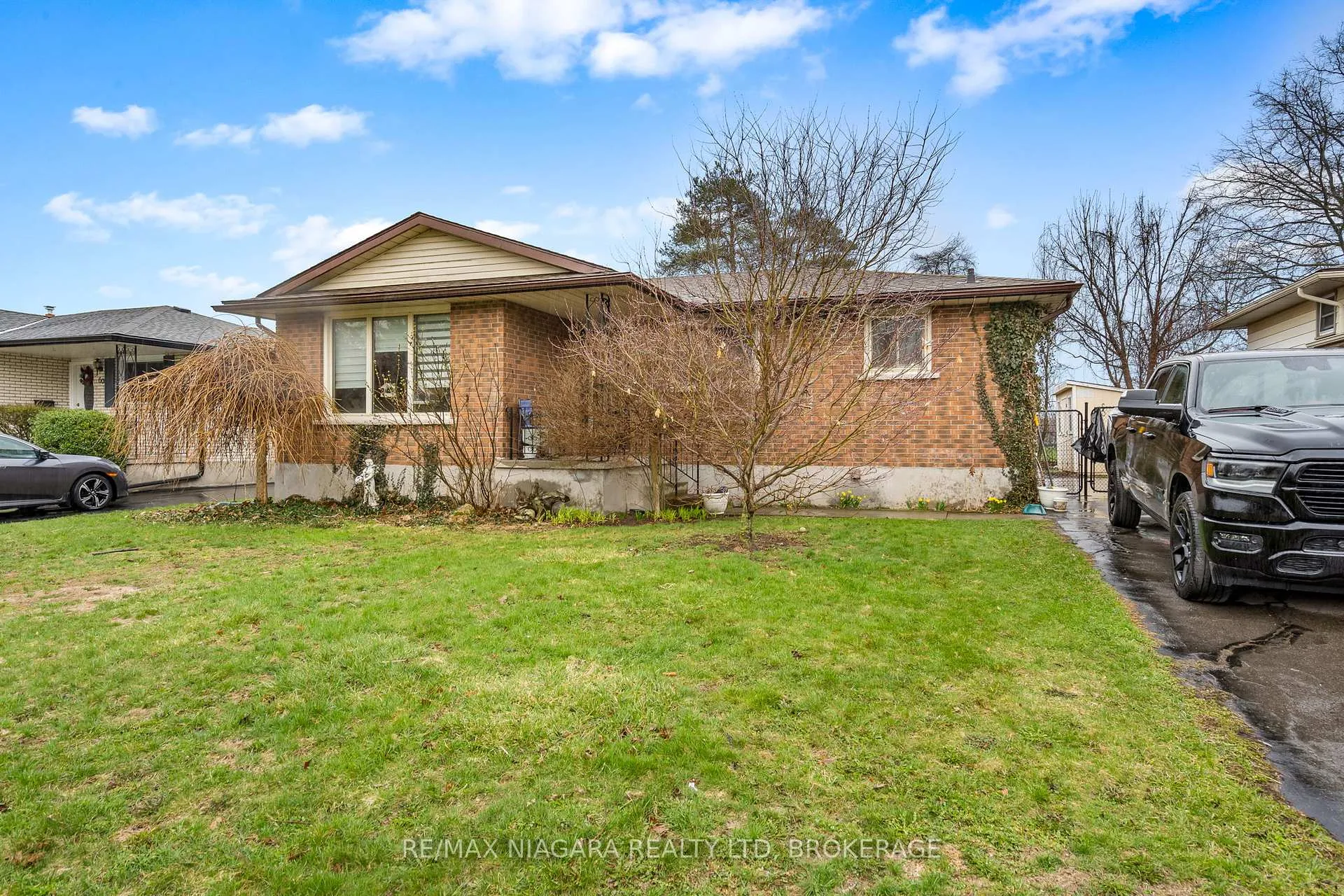 Photo 3 of 56 Royal Oak Drive, Welland, N. Welland — HOMEH