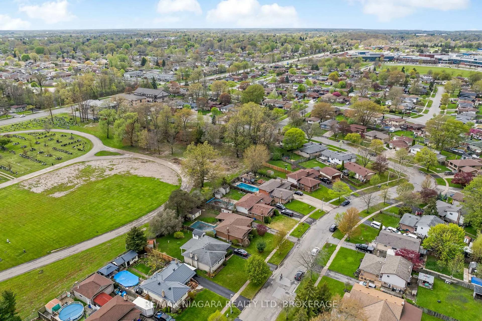 Photo 30 of 56 Royal Oak Drive, Welland, N. Welland — HOMEH
