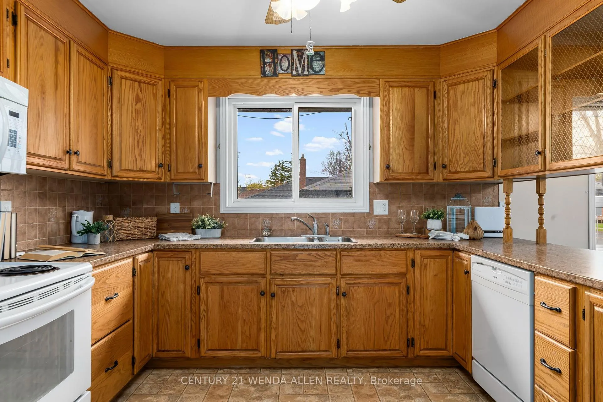 Photo 17 of 539 Monaghan Road, Peterborough, Otonabee Ward 1 — HOMEH