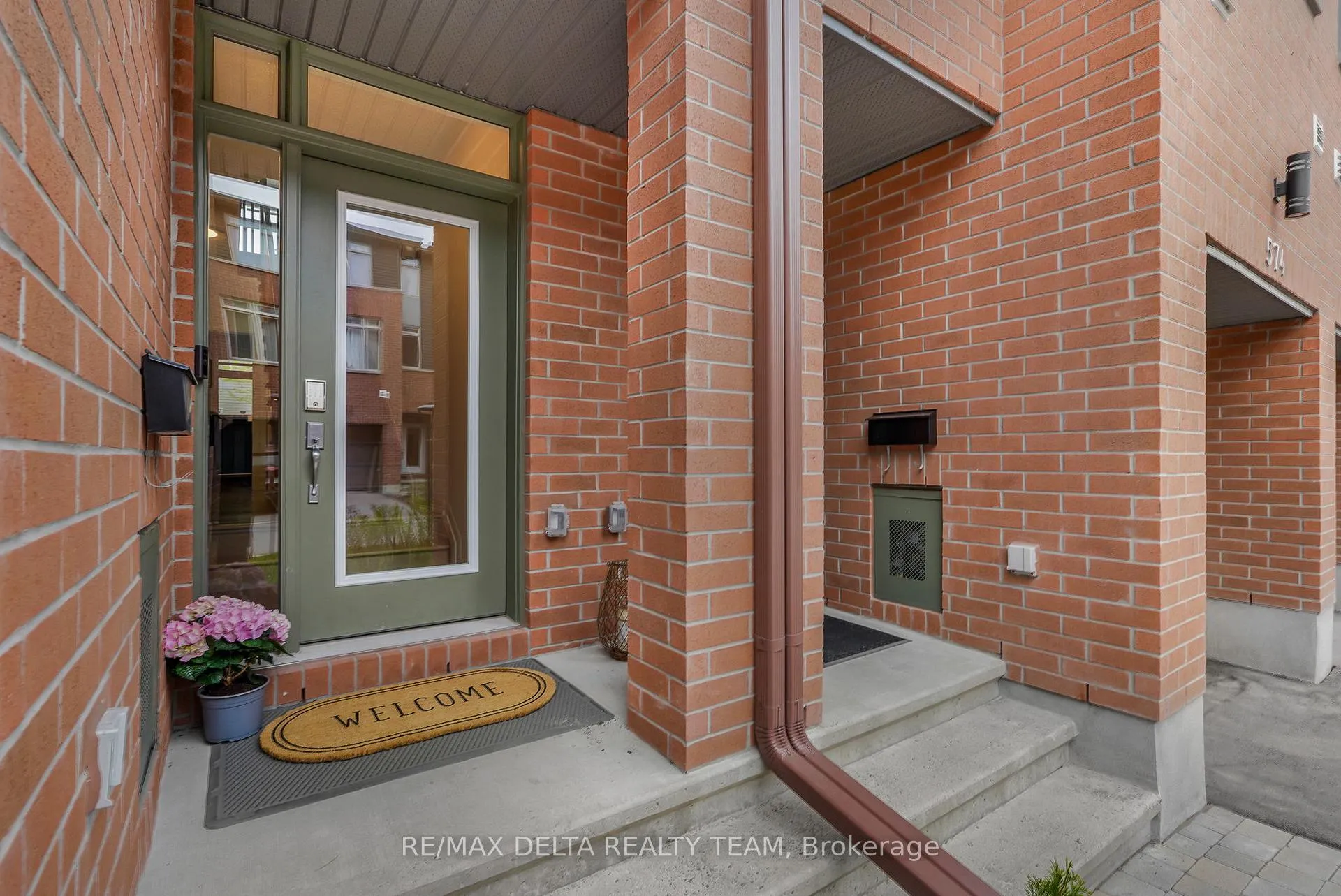 Photo 2 of 576 Halo Private, Ottawa, Chapel Hill — HOMEH