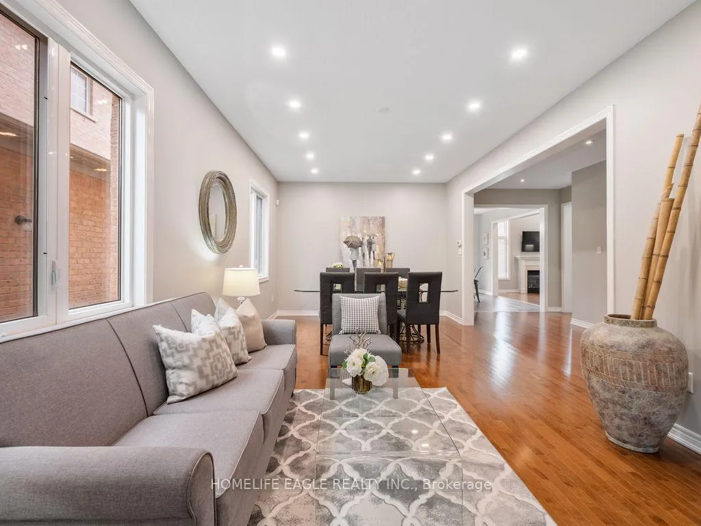 Photo 6 of 10 Fields Court, Aurora, Bayview Northeast — HOMEH