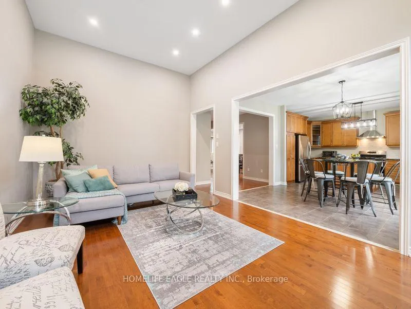 Photo 12 of 10 Fields Court, Aurora, Bayview Northeast — HOMEH