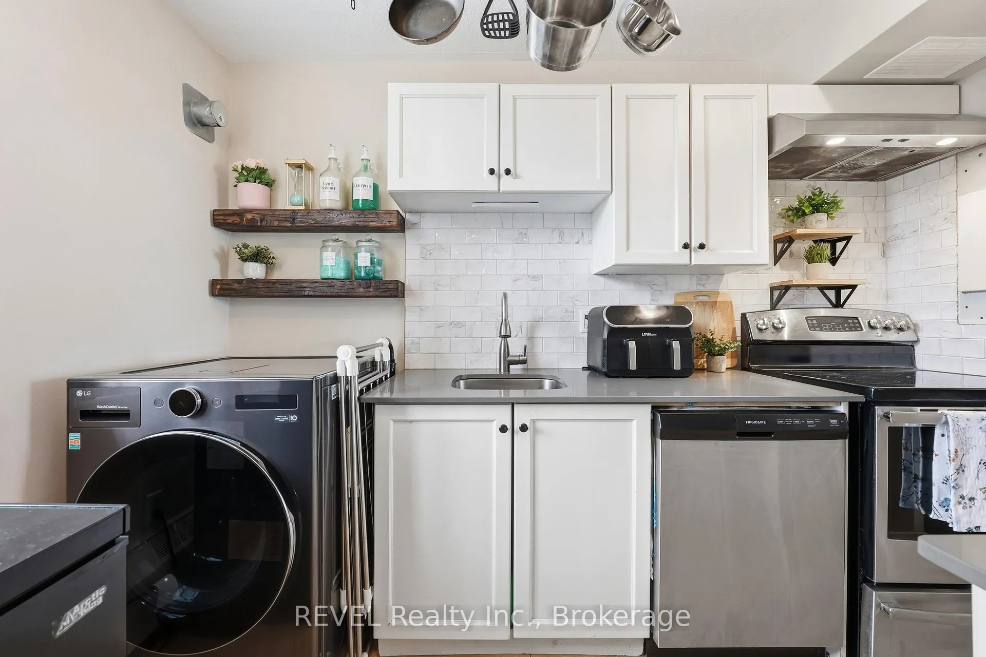 Photo 10 of Unit 824, 350 Quigley Road, Hamilton, Vincent — HOMEH