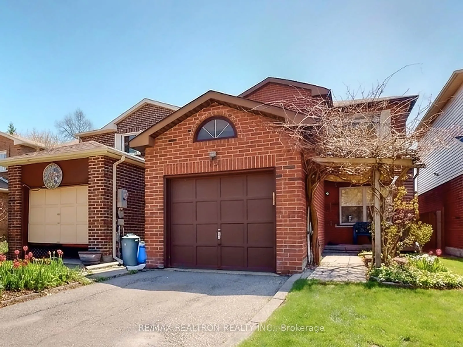 Photo 2 of 73 Swinton Crescent, Vaughan, Lakeview Estates — HOMEH