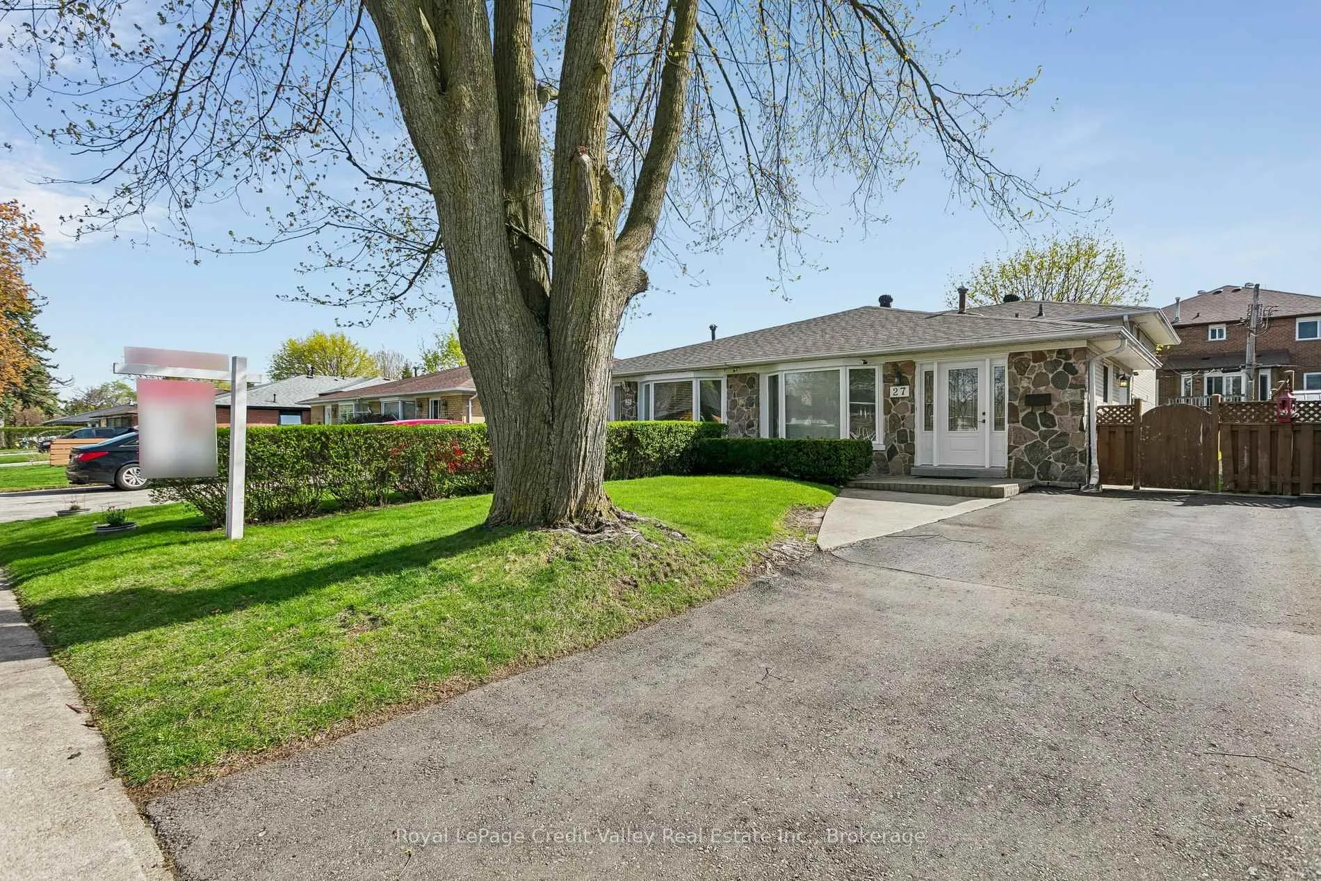Photo 2 of 27 Grange Drive, Brampton, Northwood Park — HOMEH