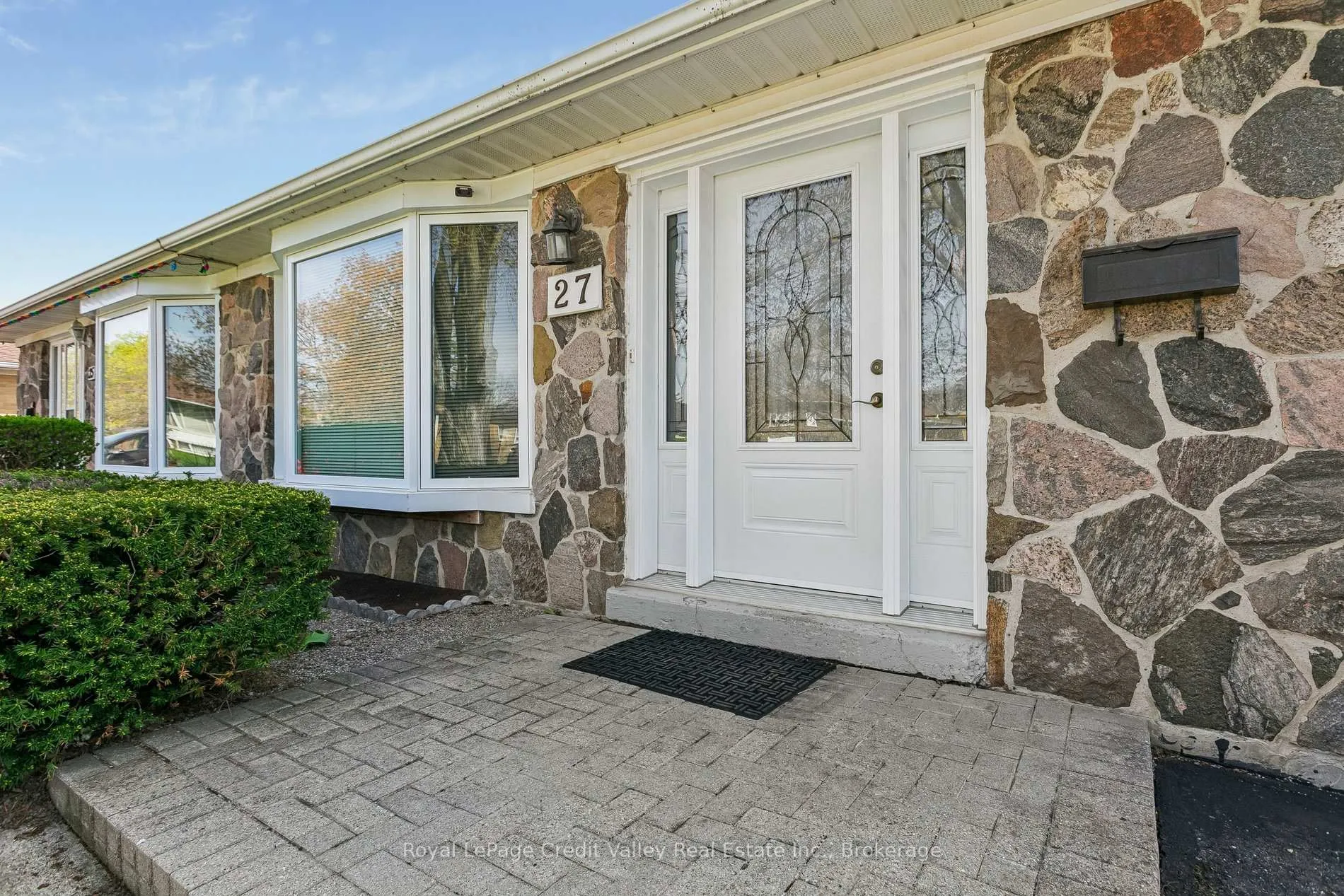 Photo 3 of 27 Grange Drive, Brampton, Northwood Park — HOMEH