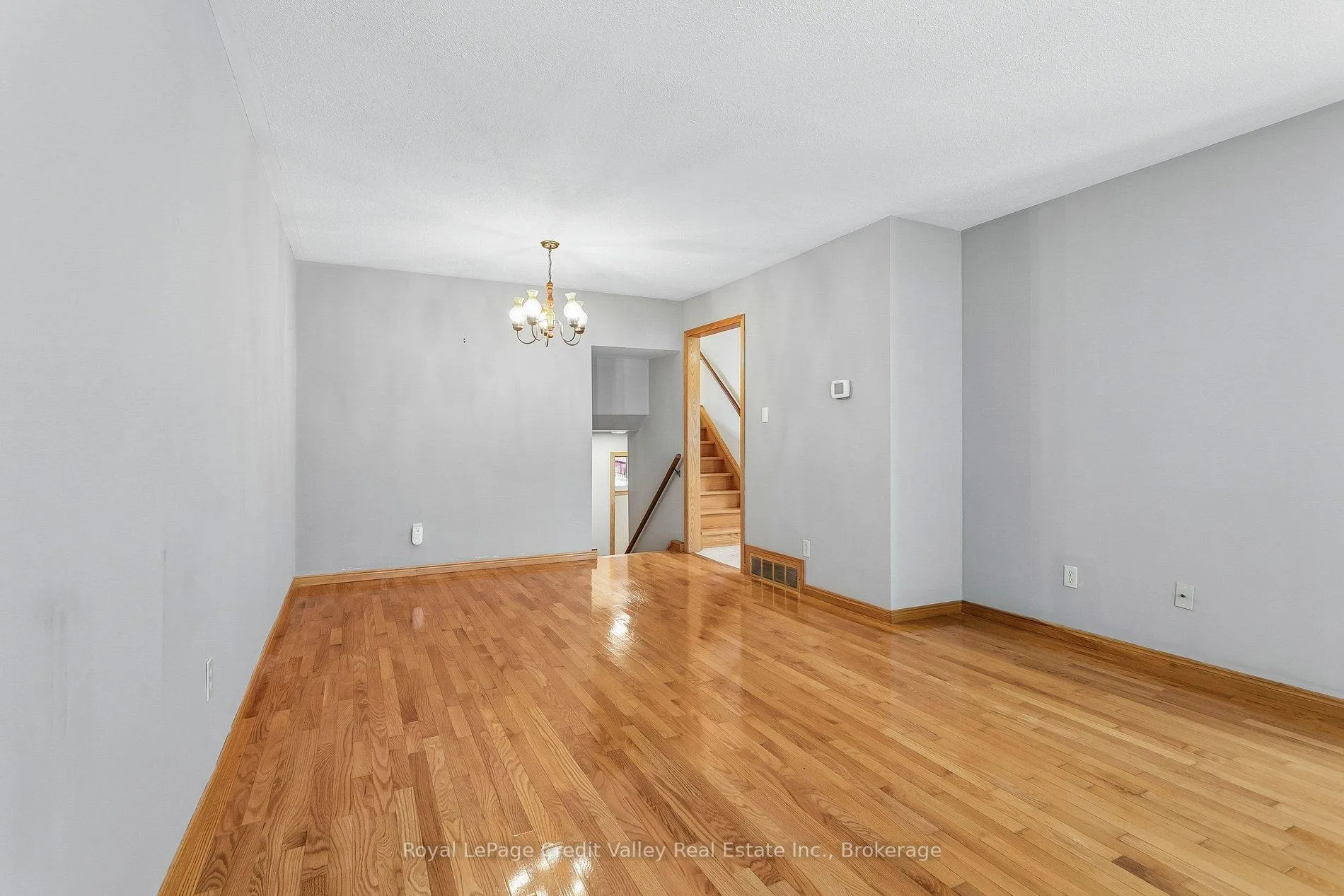Photo 5 of 27 Grange Drive, Brampton, Northwood Park — HOMEH