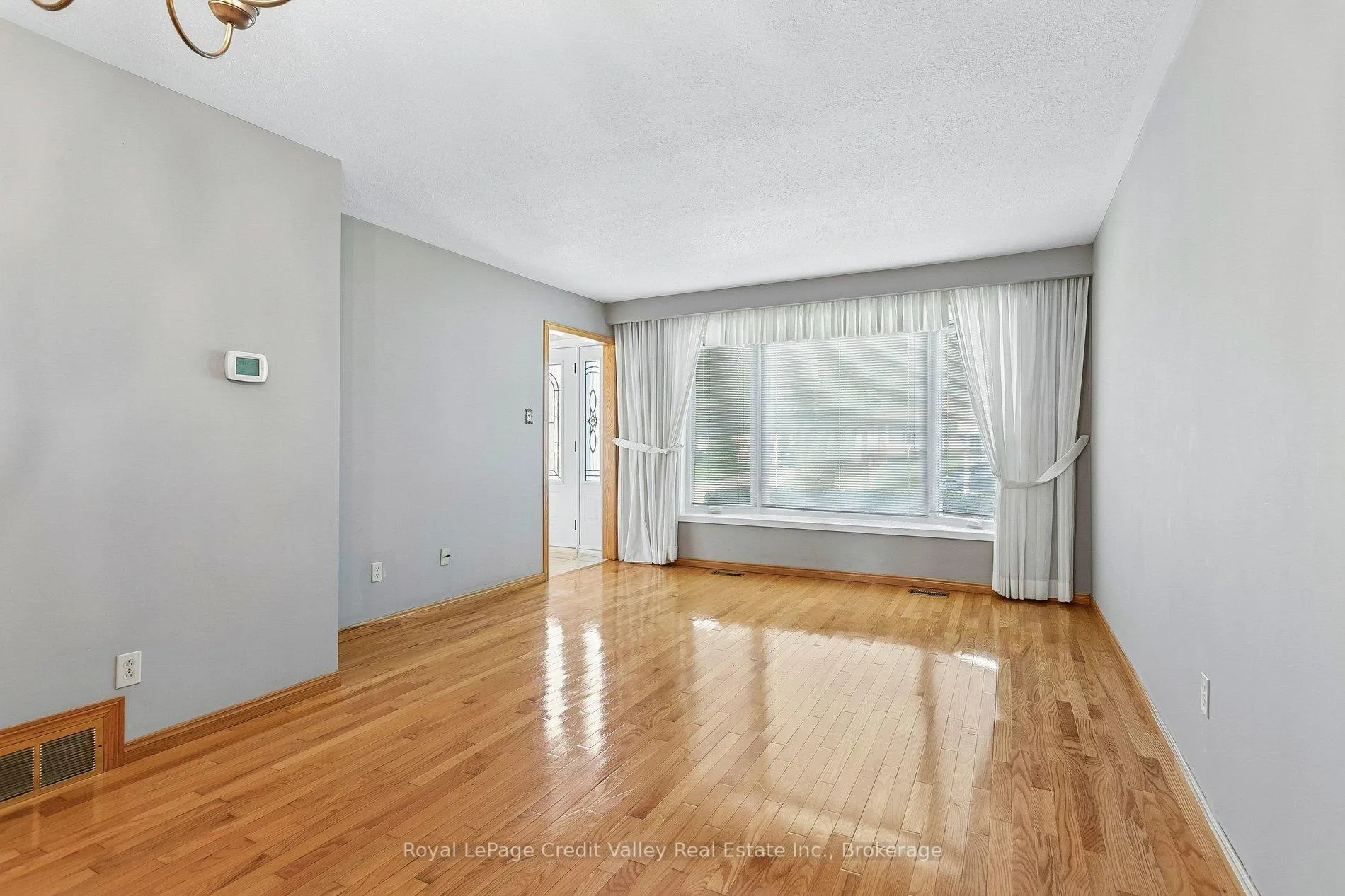 Photo 6 of 27 Grange Drive, Brampton, Northwood Park — HOMEH