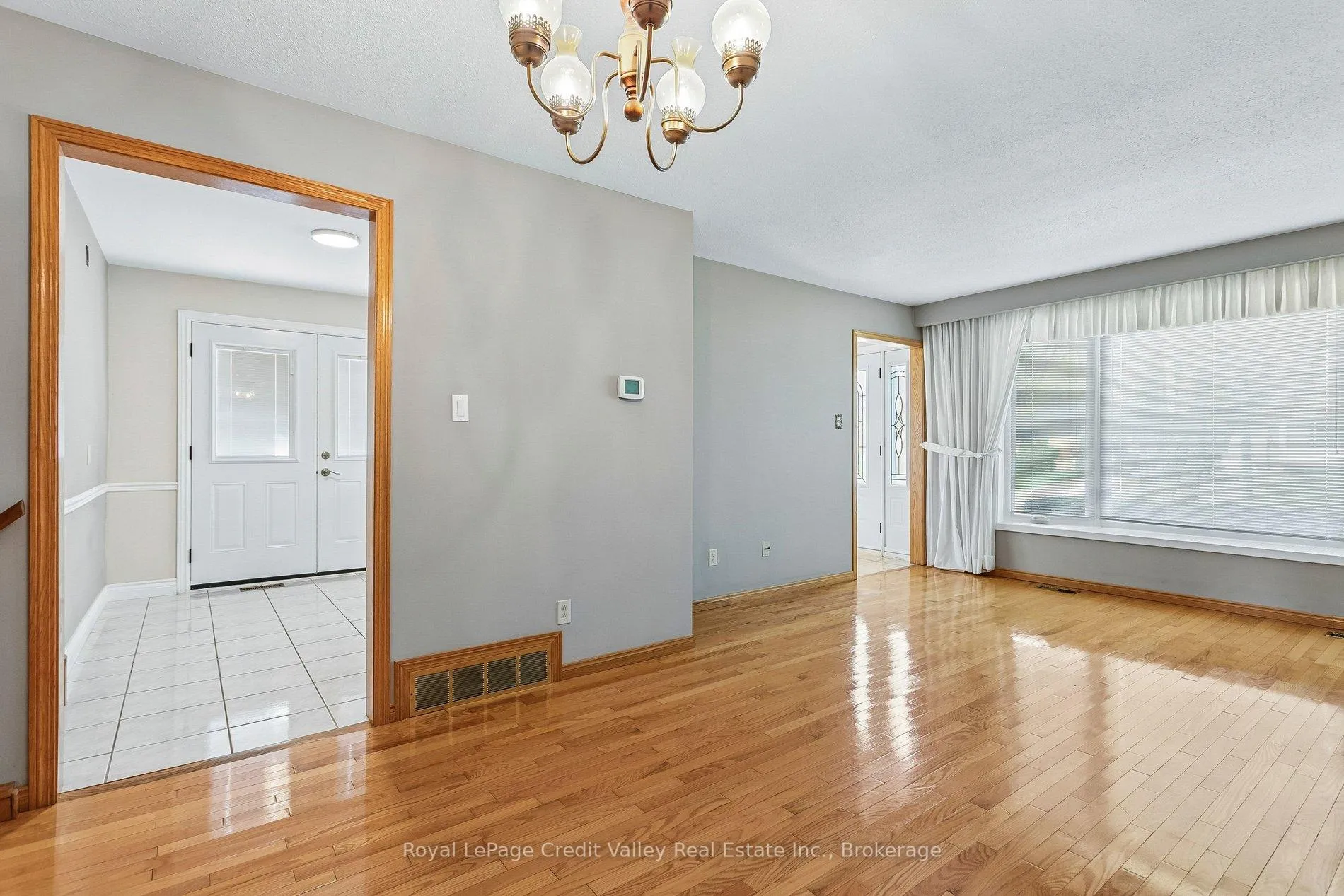 Photo 7 of 27 Grange Drive, Brampton, Northwood Park — HOMEH