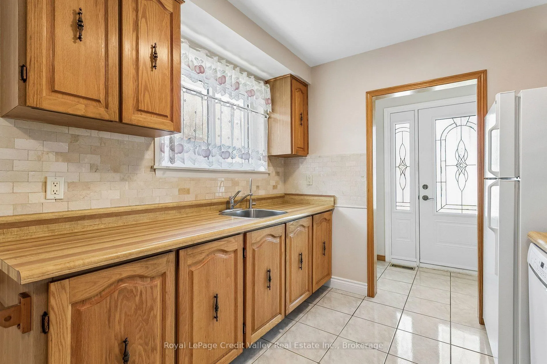 Photo 10 of 27 Grange Drive, Brampton, Northwood Park — HOMEH