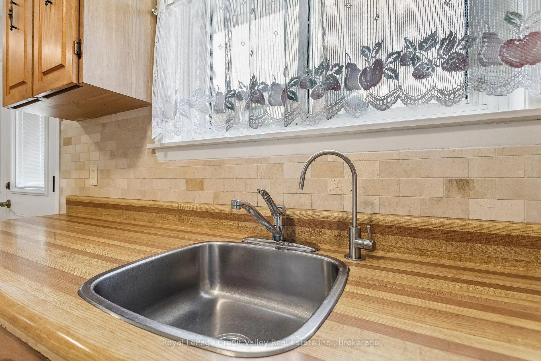 Photo 12 of 27 Grange Drive, Brampton, Northwood Park — HOMEH