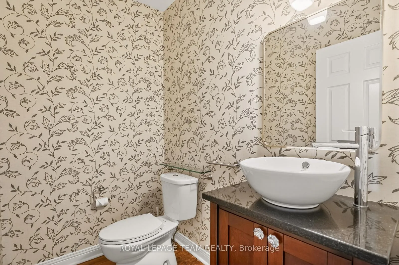 Photo 5 of 105 Crichton Street, Ottawa, New Edinburgh — HOMEH