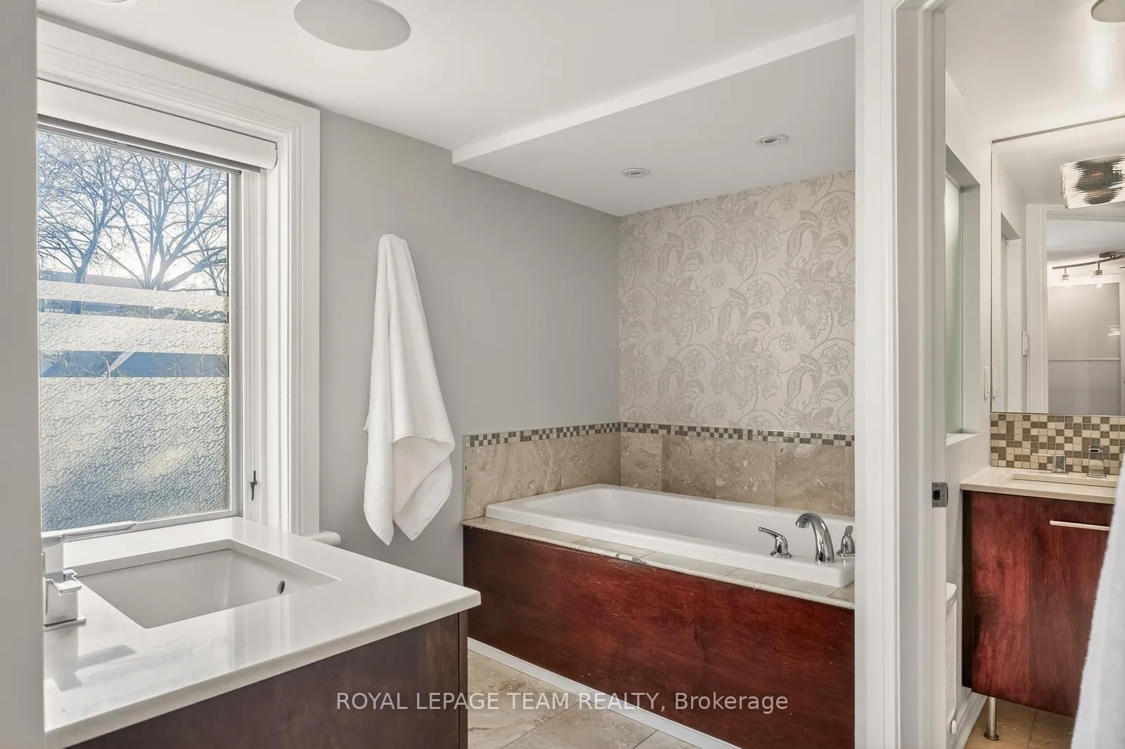 Photo 9 of 105 Crichton Street, Ottawa, New Edinburgh — HOMEH