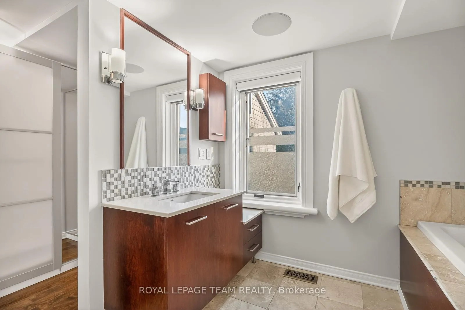 Photo 10 of 105 Crichton Street, Ottawa, New Edinburgh — HOMEH