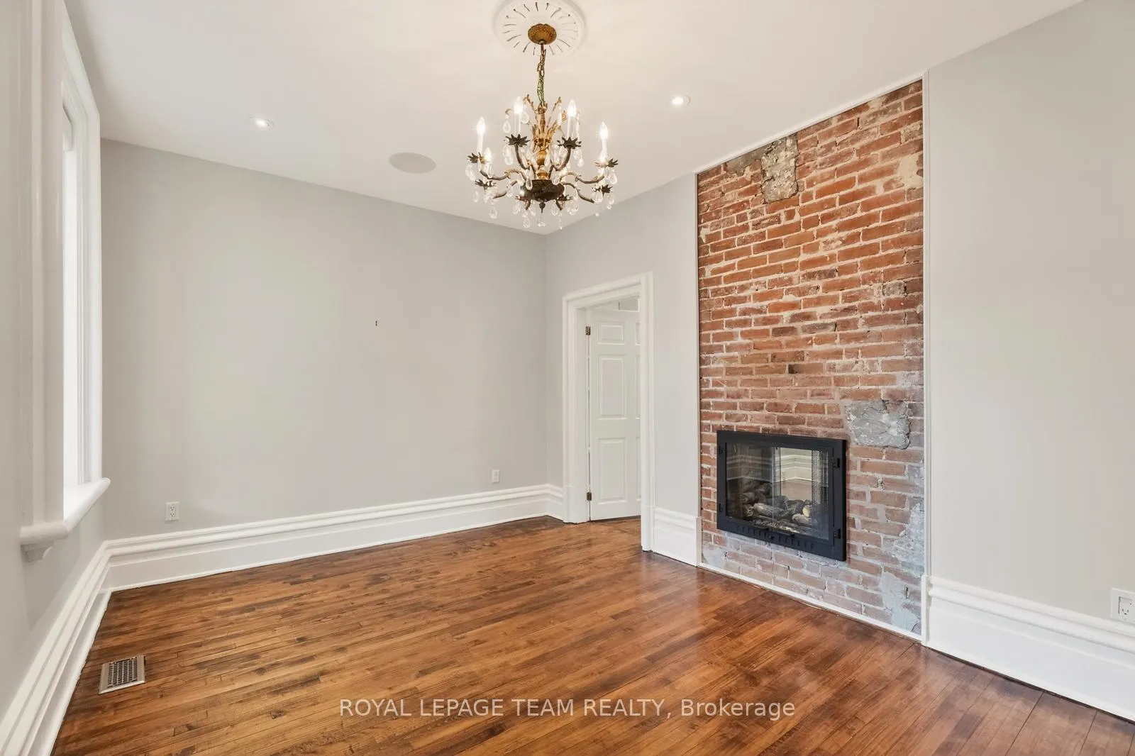 Photo 17 of 105 Crichton Street, Ottawa, New Edinburgh — HOMEH