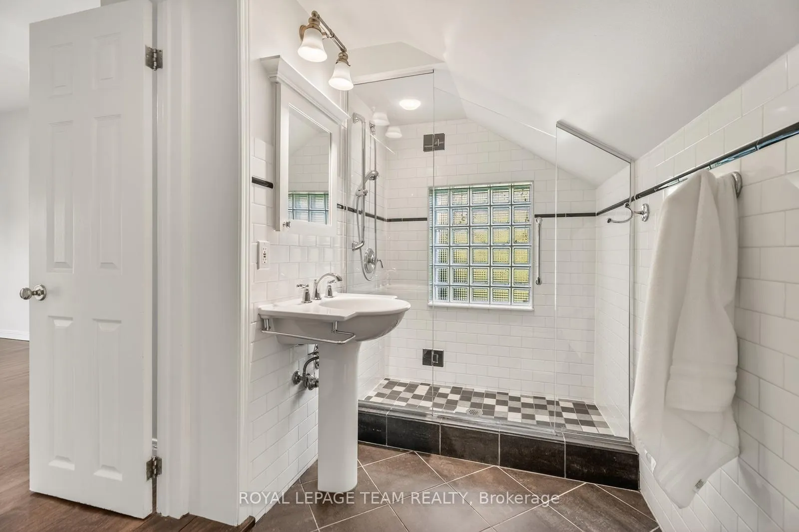 Photo 36 of 105 Crichton Street, Ottawa, New Edinburgh — HOMEH