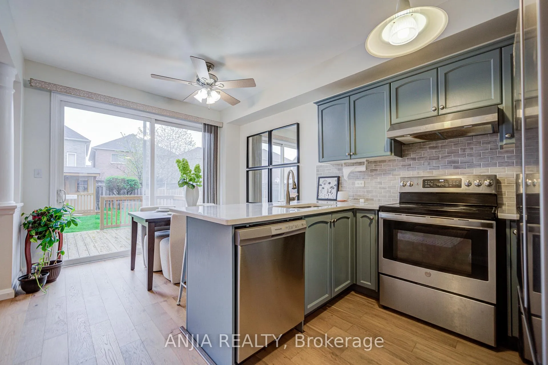 Photo 16 of 51 Oxfordshire Street, Markham, Berczy — HOMEH