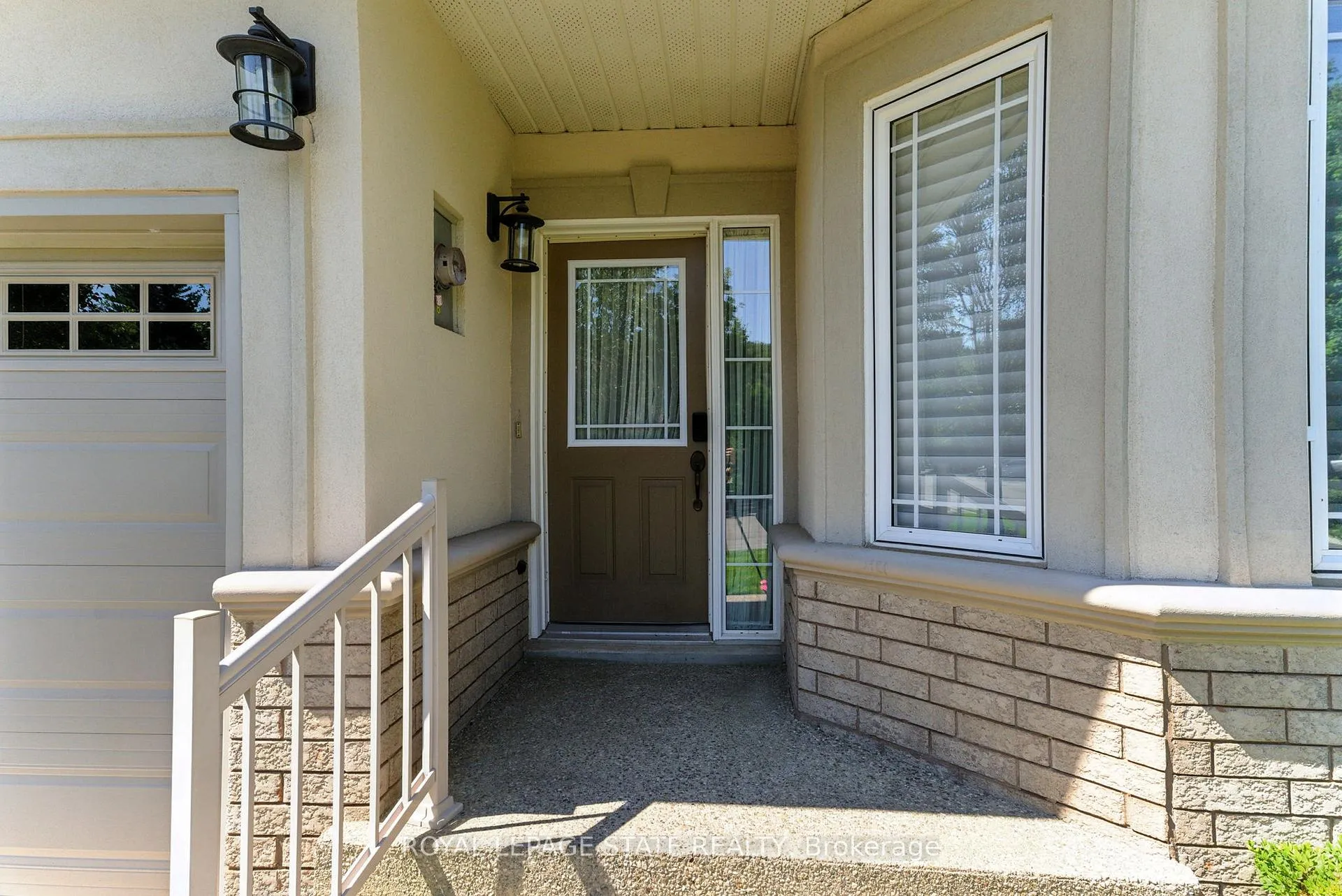 Photo 3 of Unit 6, 40 Wesleyan Court, Hamilton, Ancaster — HOMEH