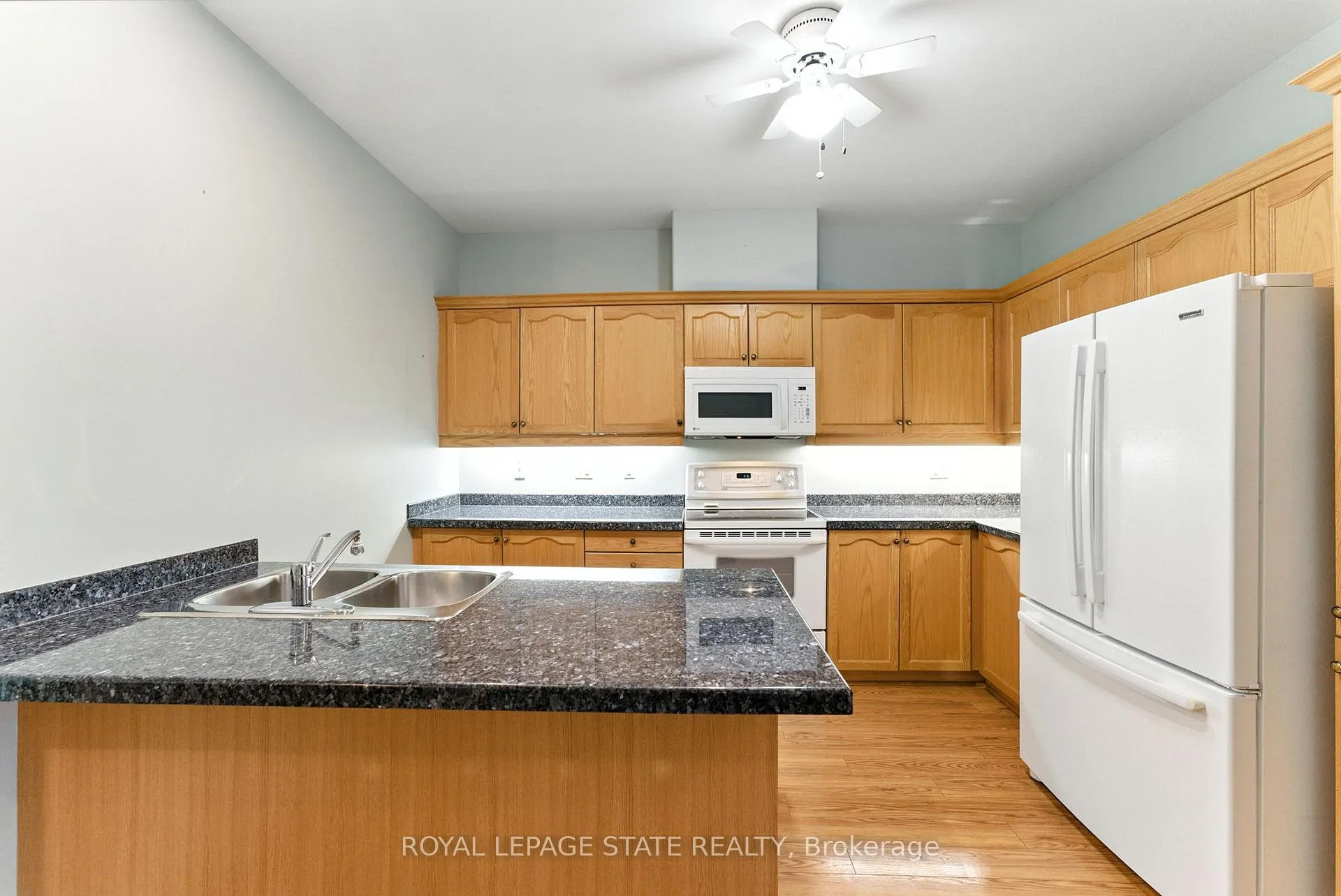 Photo 8 of Unit 6, 40 Wesleyan Court, Hamilton, Ancaster — HOMEH