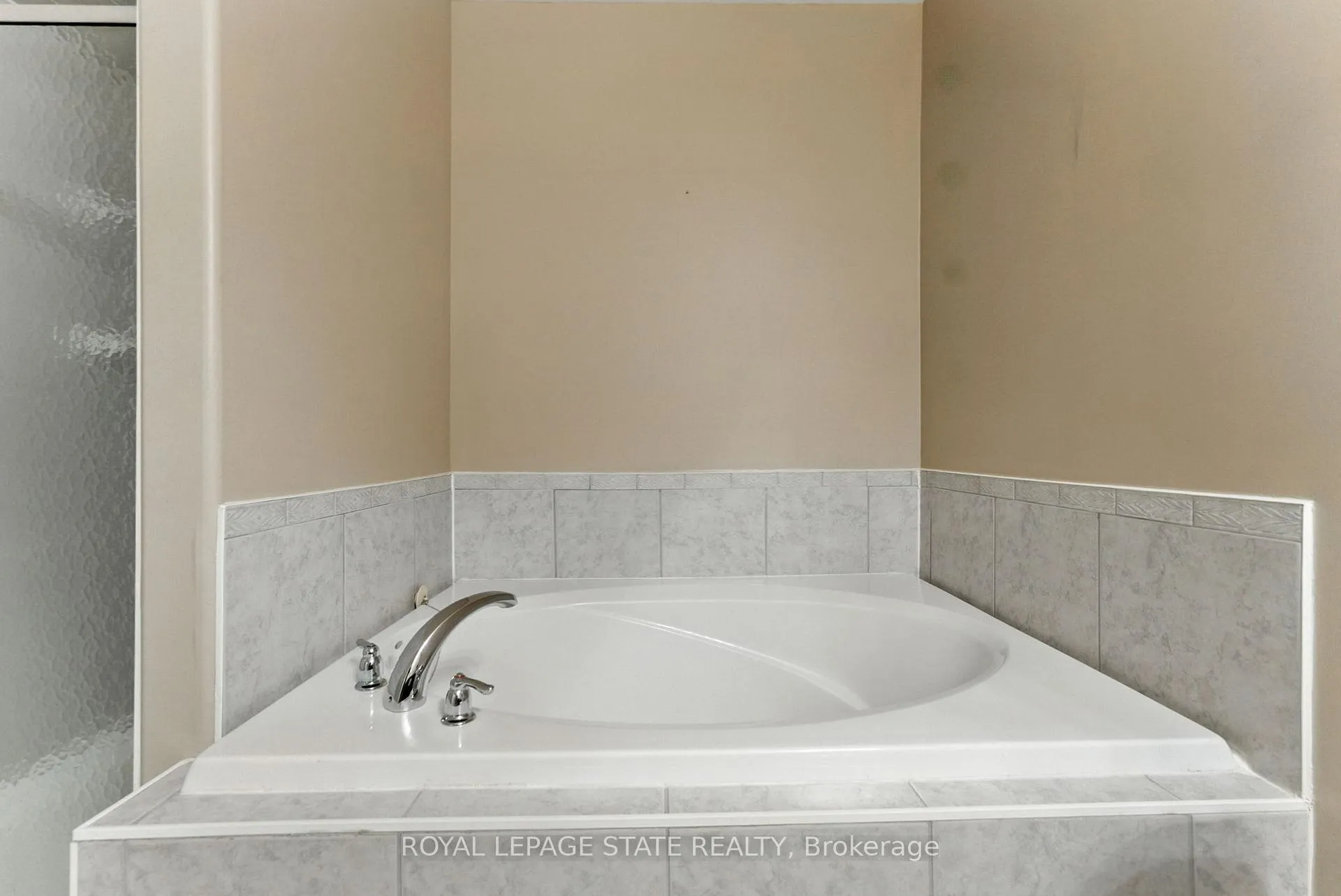 Photo 19 of Unit 6, 40 Wesleyan Court, Hamilton, Ancaster — HOMEH