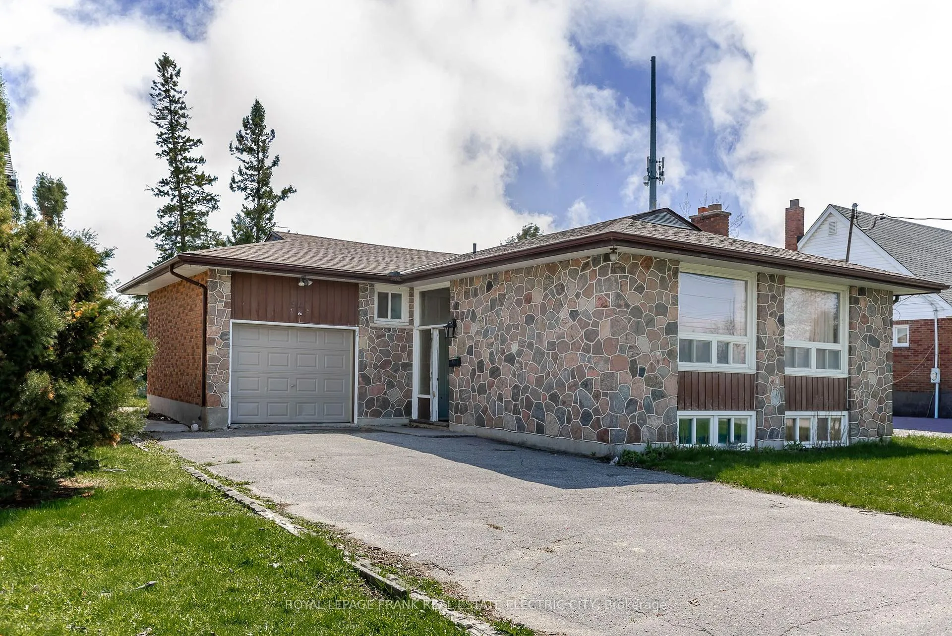 Photo 2 of 941 Crawford Drive, Peterborough, Otonabee Ward 1 — HOMEH