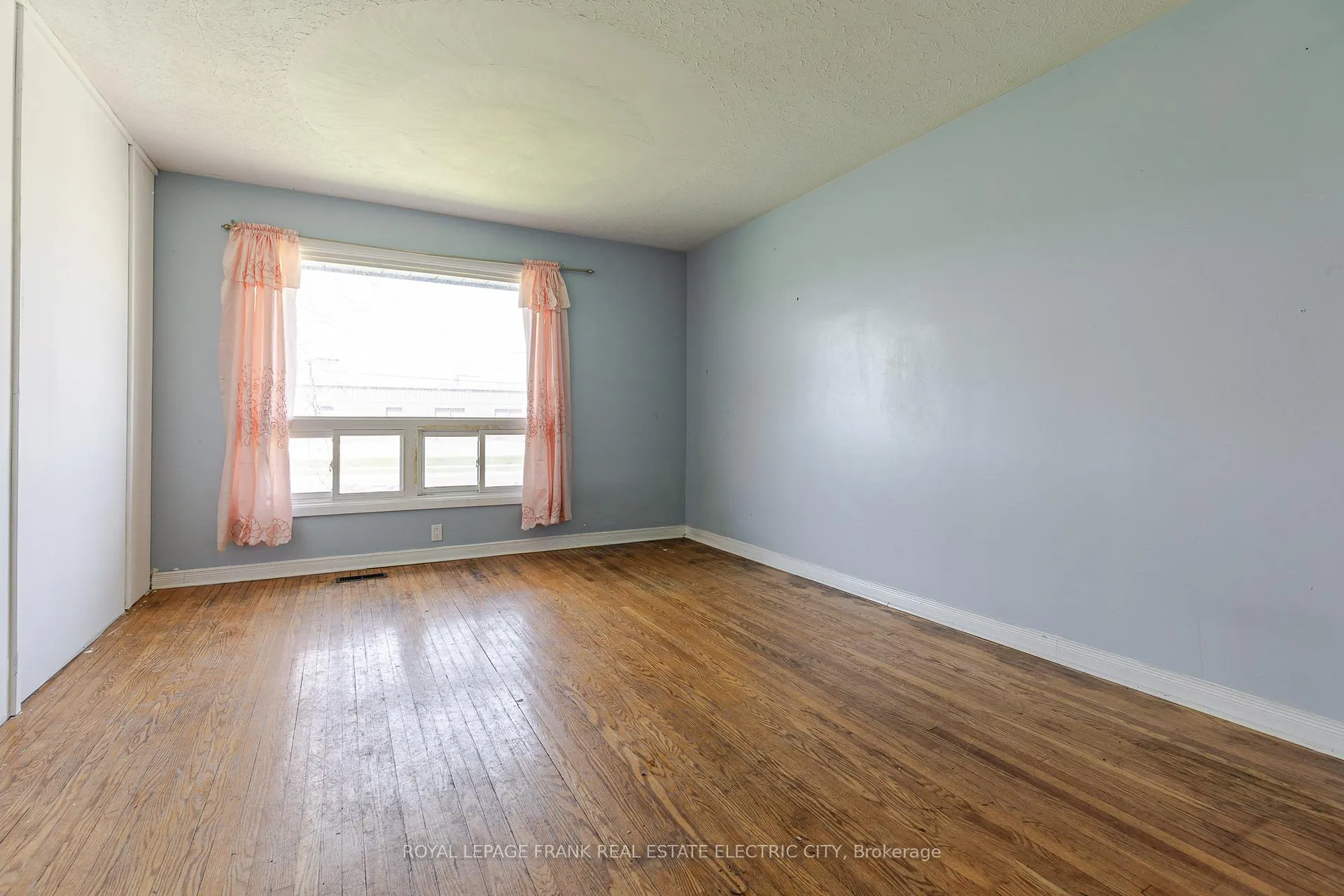 Photo 4 of 941 Crawford Drive, Peterborough, Otonabee Ward 1 — HOMEH