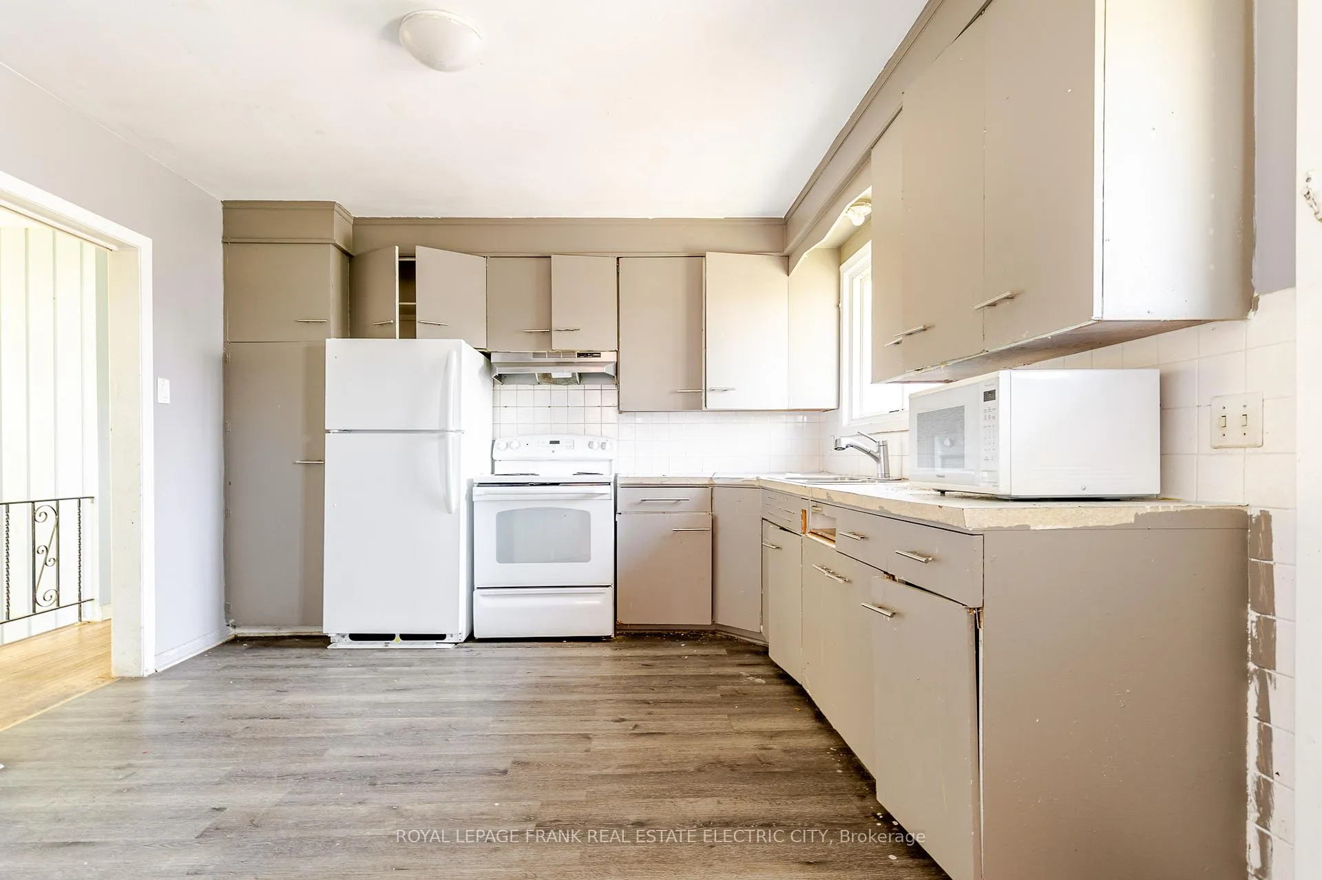Photo 10 of 941 Crawford Drive, Peterborough, Otonabee Ward 1 — HOMEH