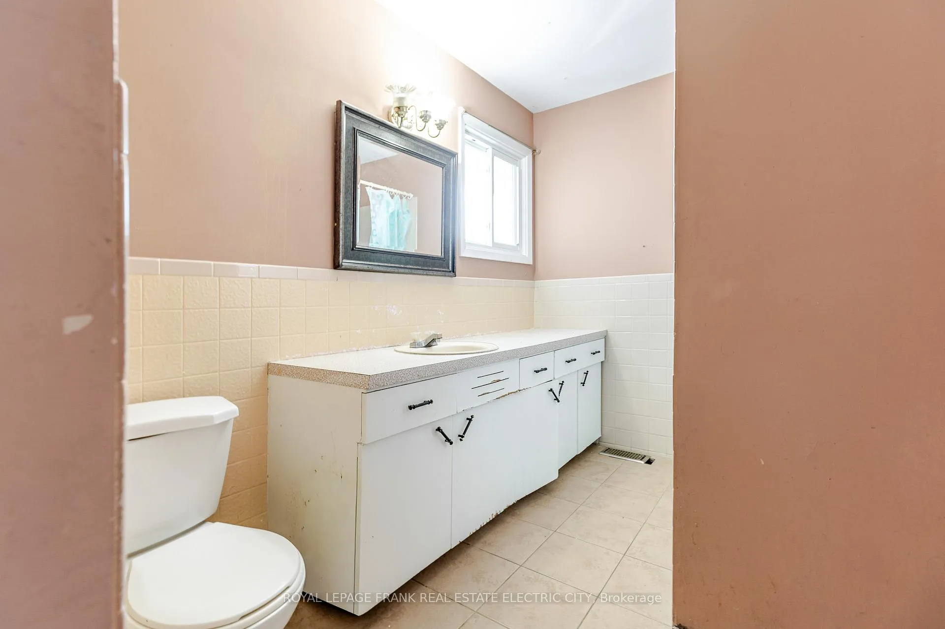 Photo 11 of 941 Crawford Drive, Peterborough, Otonabee Ward 1 — HOMEH