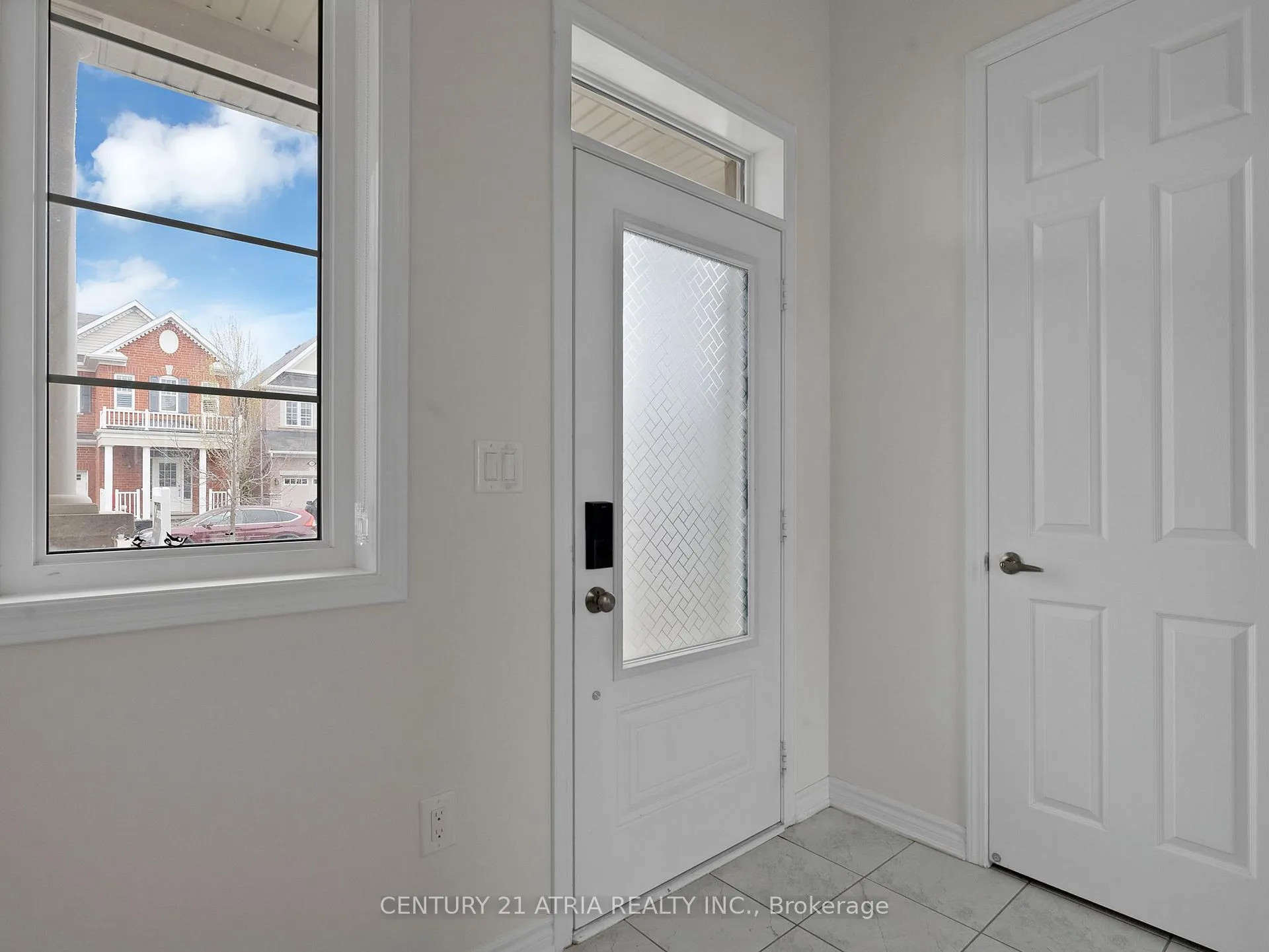 Photo 5 of 33 Stillwater Crescent, Hamilton, Waterdown — HOMEH