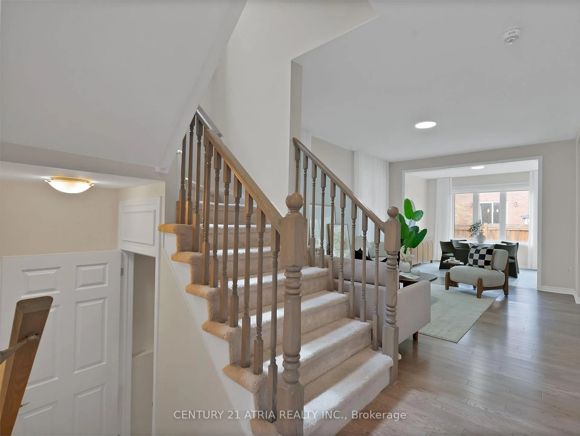 Photo 8 of 33 Stillwater Crescent, Hamilton, Waterdown — HOMEH
