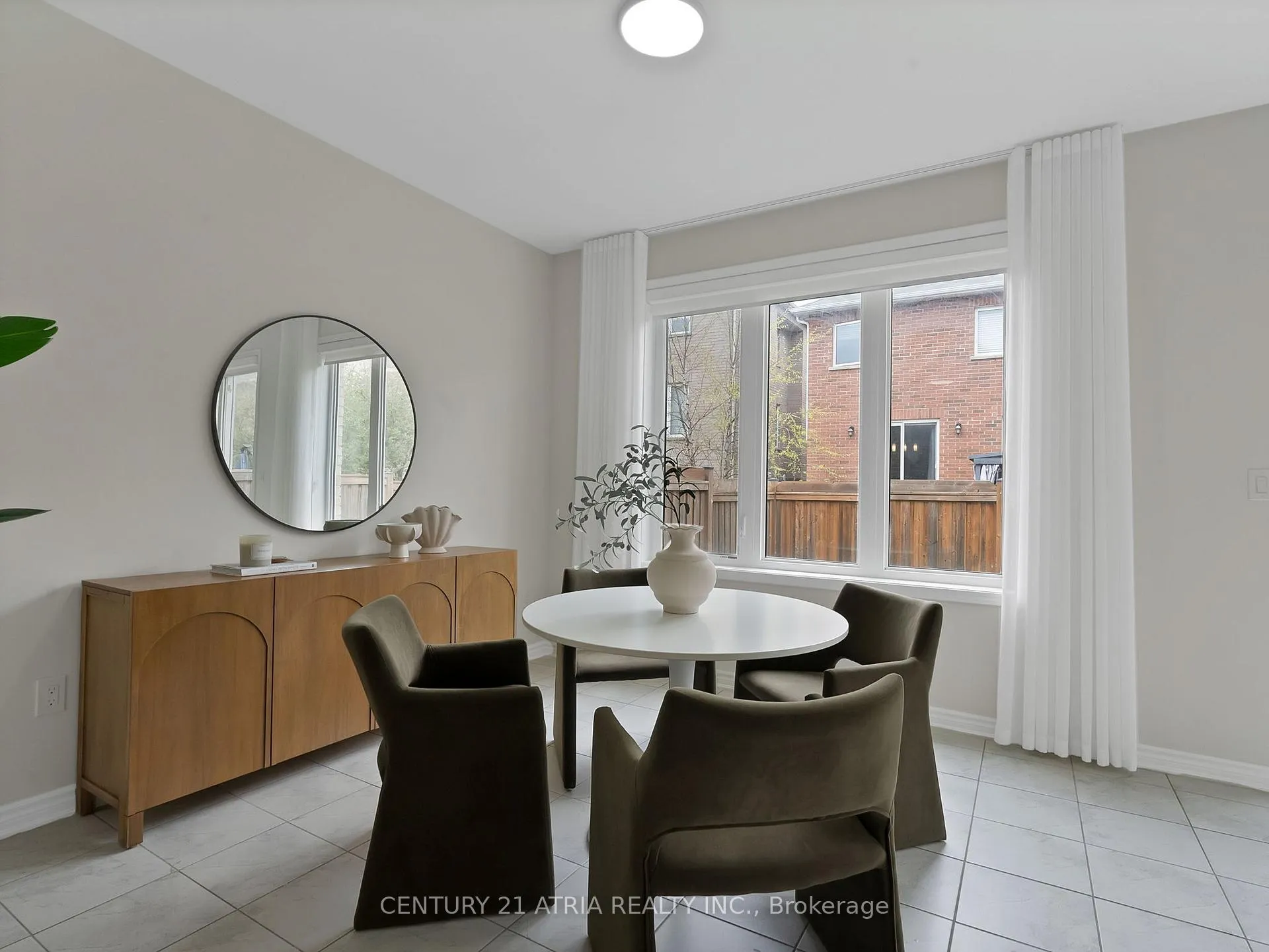 Photo 10 of 33 Stillwater Crescent, Hamilton, Waterdown — HOMEH