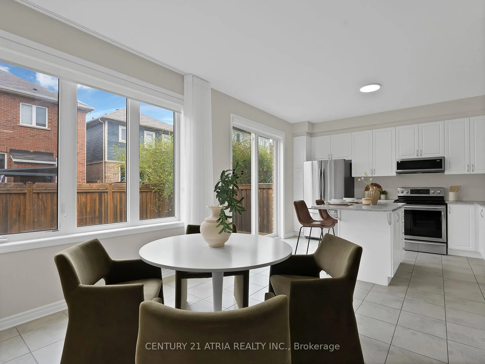 Photo 11 of 33 Stillwater Crescent, Hamilton, Waterdown — HOMEH