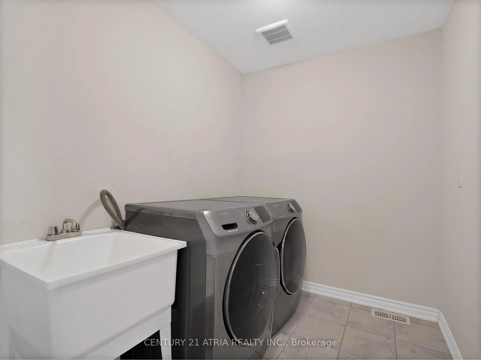 Photo 32 of 33 Stillwater Crescent, Hamilton, Waterdown — HOMEH