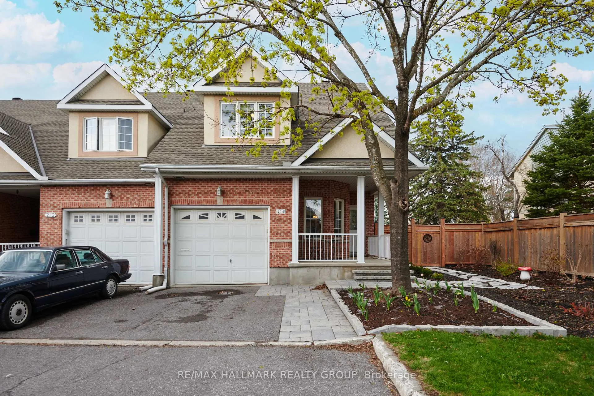 Photo 1 of 214 Laura Private, Ottawa, Pineview — HOMEH