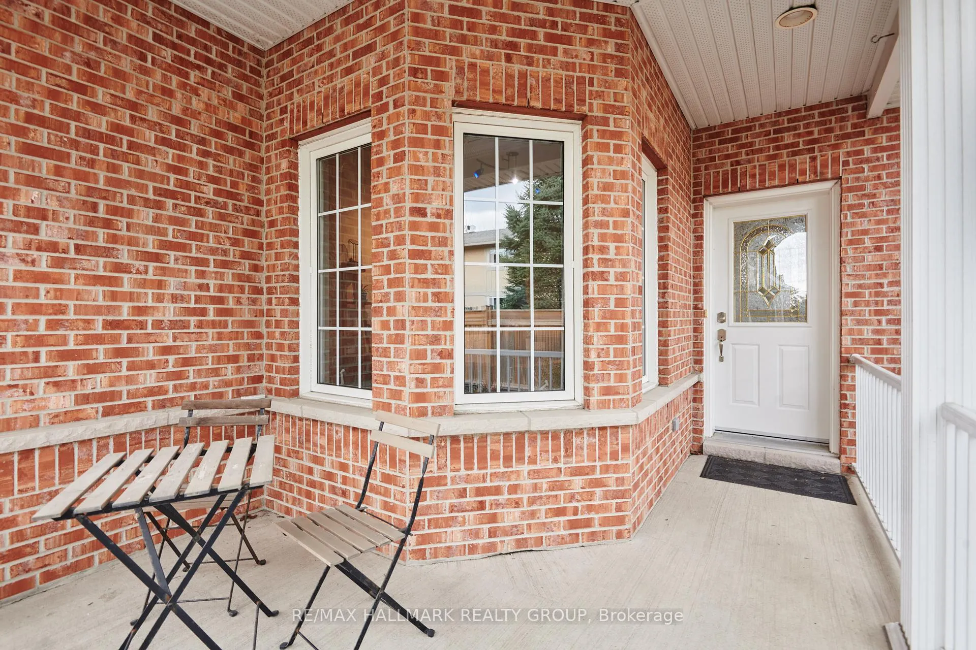 Photo 3 of 214 Laura Private, Ottawa, Pineview — HOMEH