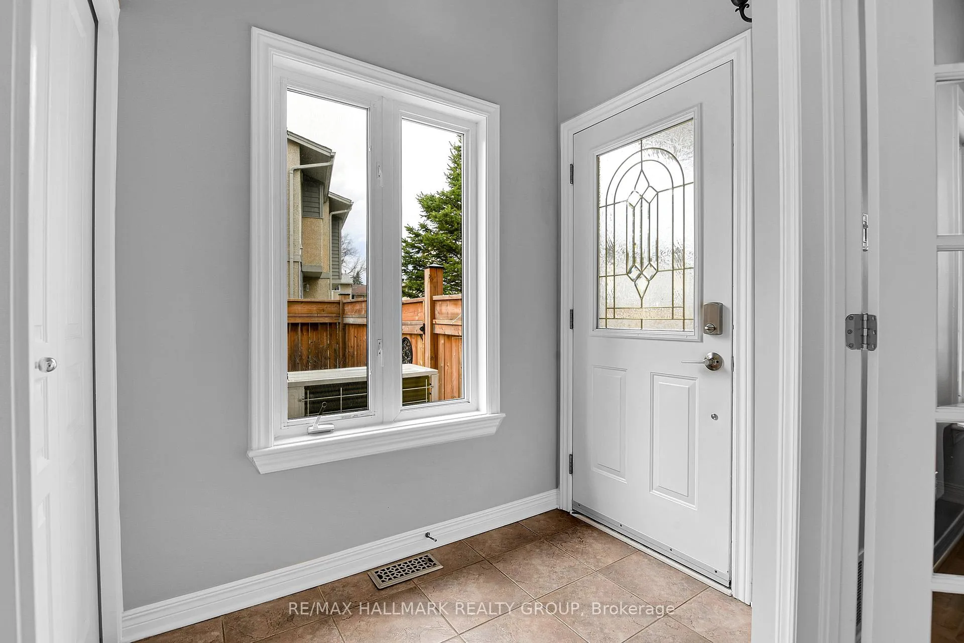 Photo 5 of 214 Laura Private, Ottawa, Pineview — HOMEH