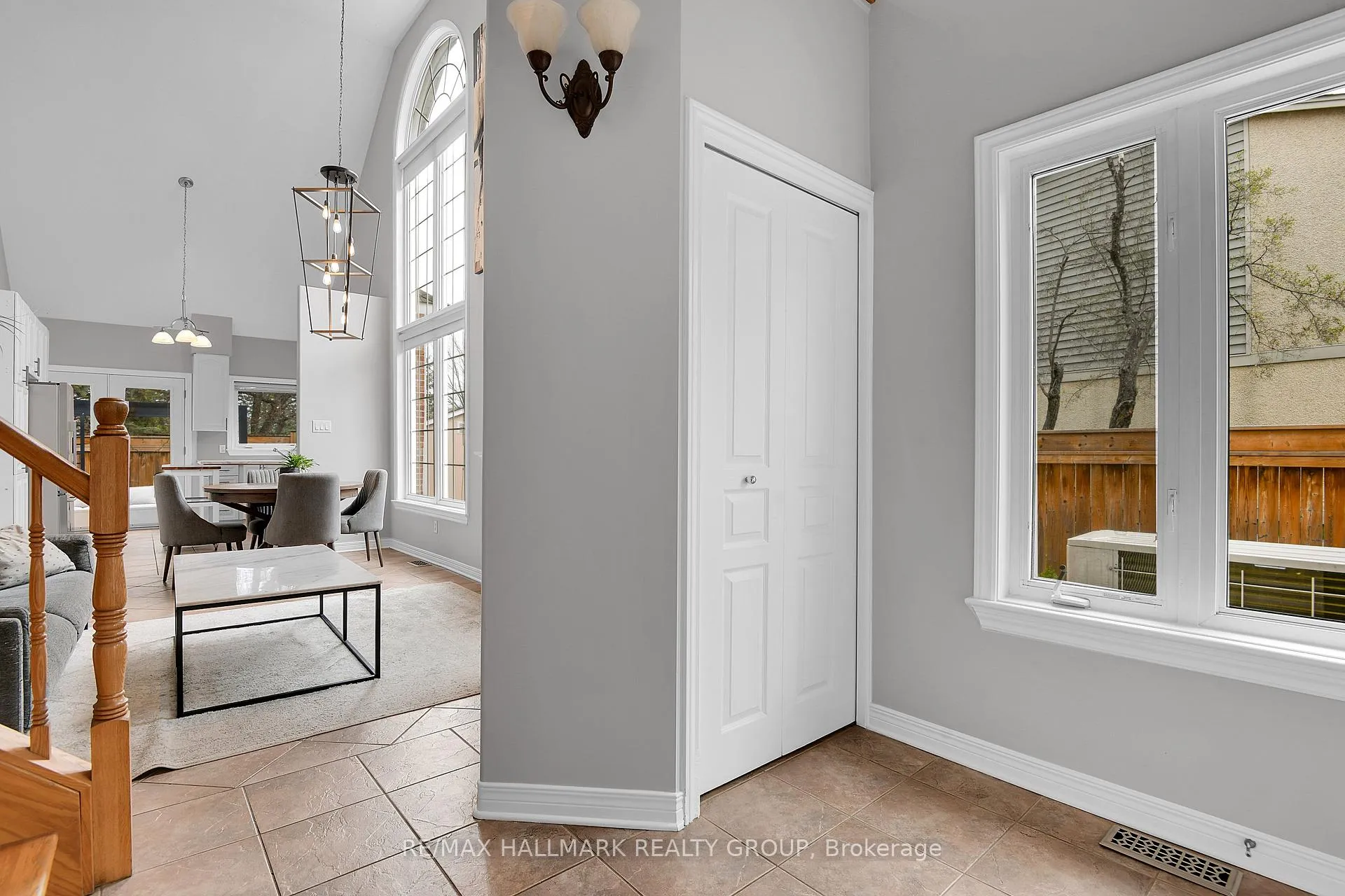 Photo 6 of 214 Laura Private, Ottawa, Pineview — HOMEH